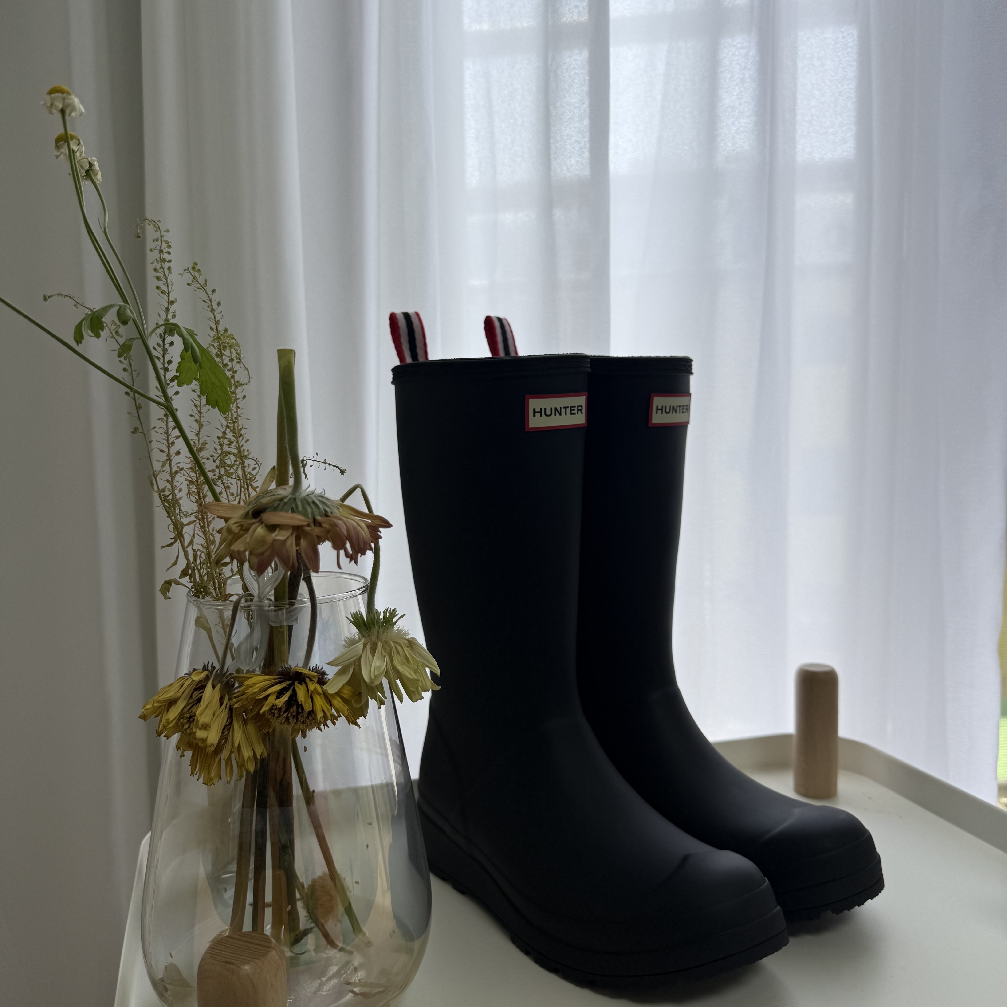 (W) Hunter Play Tall Wellington Rain Boots Black 착용 스타일