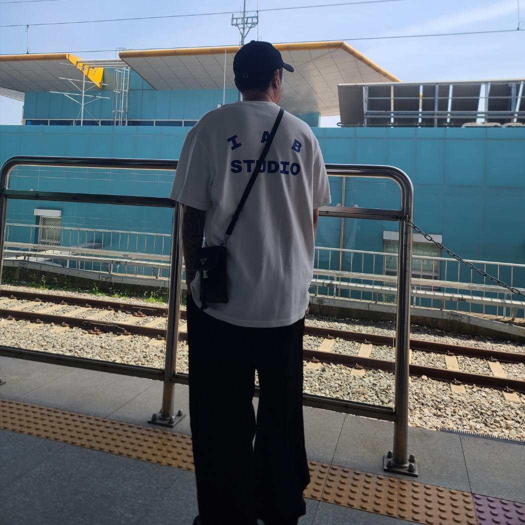IAB Studio 10th Anniversary T-Shirts Pack White & Black (2 Pack), New Balance 992 Made in USA Core Black Grey 착용 스타일 - 1