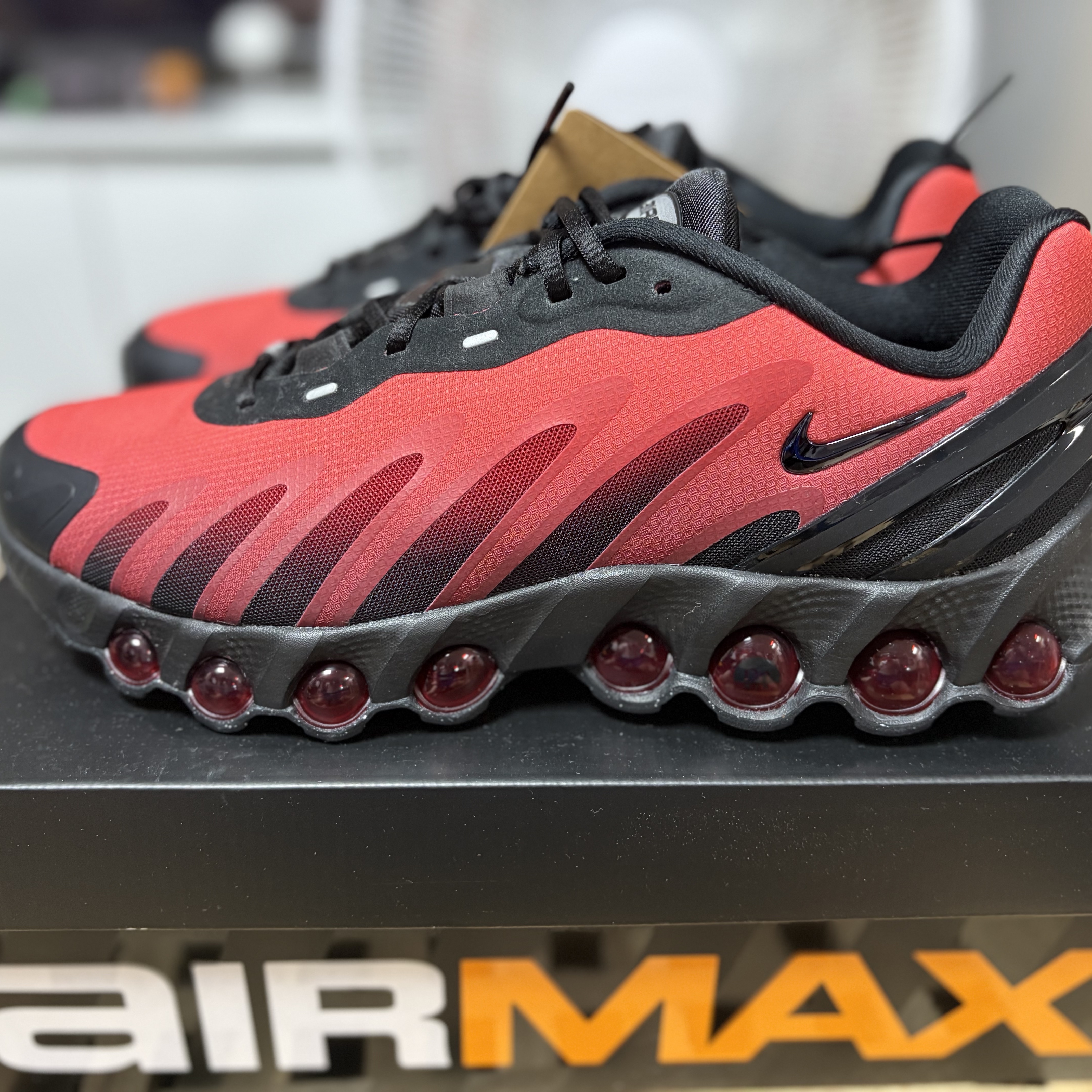 Nike Air Max Dn8 Black Gym Red 착용 스타일 - 1