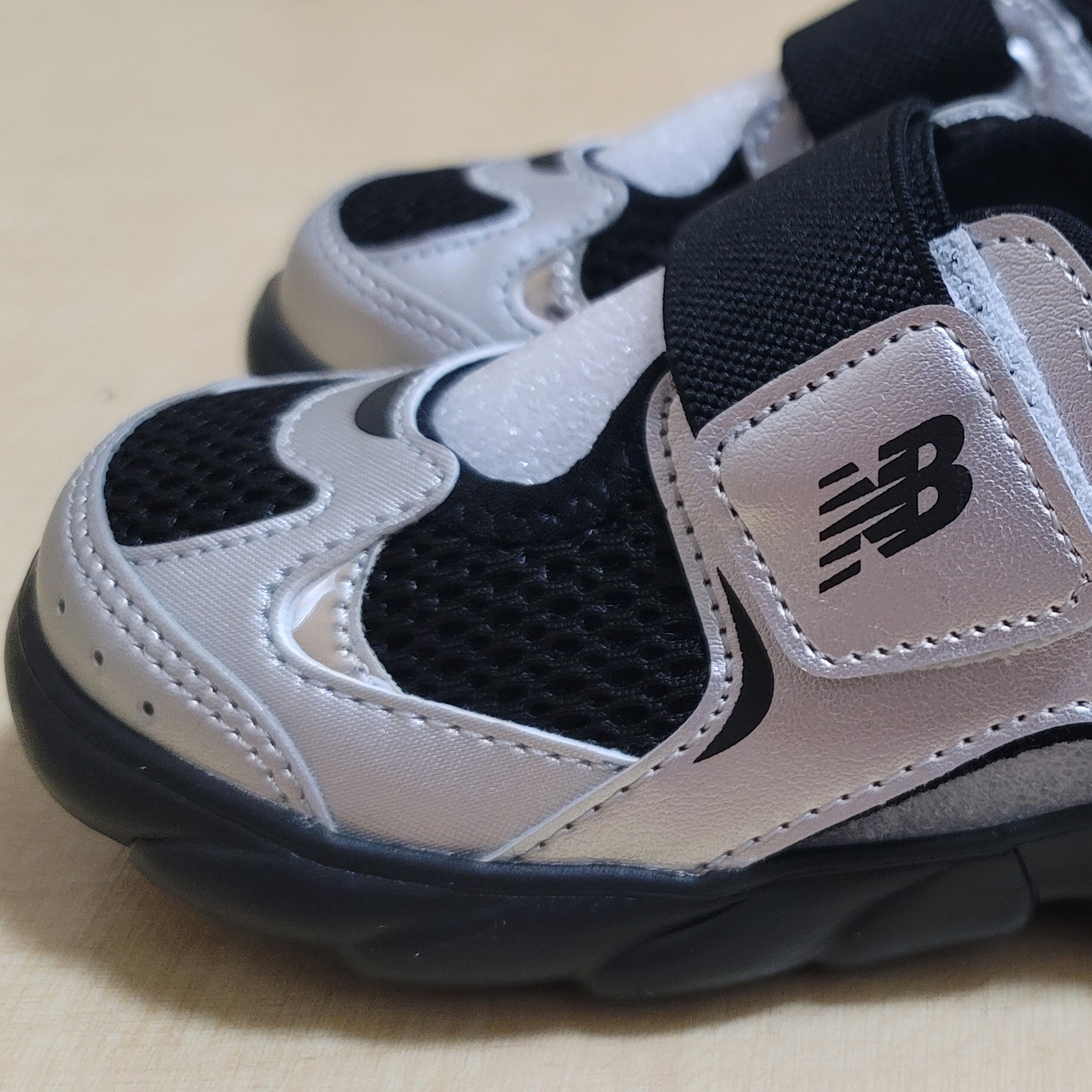 (Kids) New Balance Freedle 920 Sandal Gray 착용 스타일