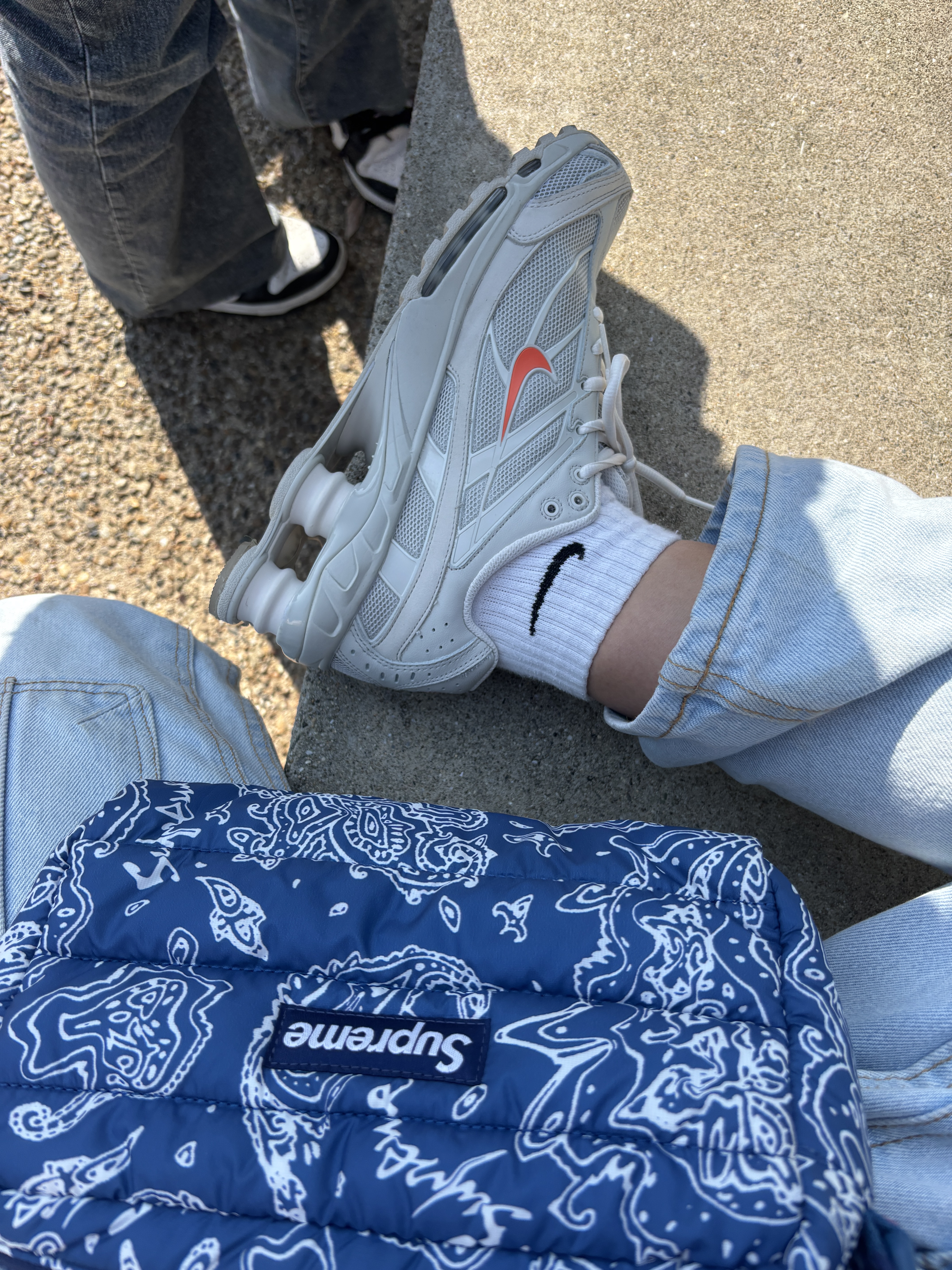 Palace x Vivienne Westwood T-Shirt White - 24FW, Supreme Double Knee Denim Utility Pants Washed Blue - 22SS 착용 스타일 - 4