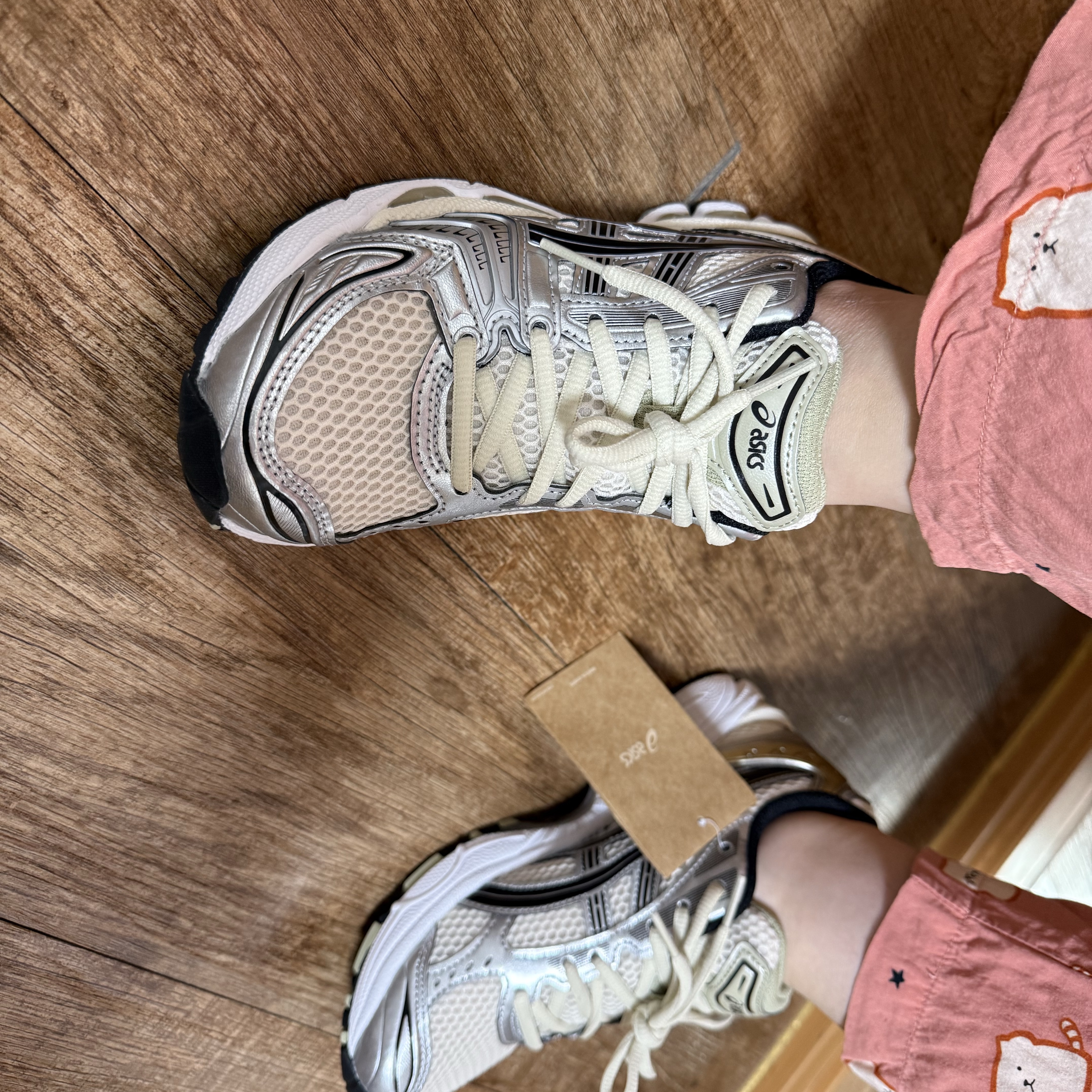 Asics Gel-Kayano 14 Birch Pure Silver 착용 스타일 - 2
