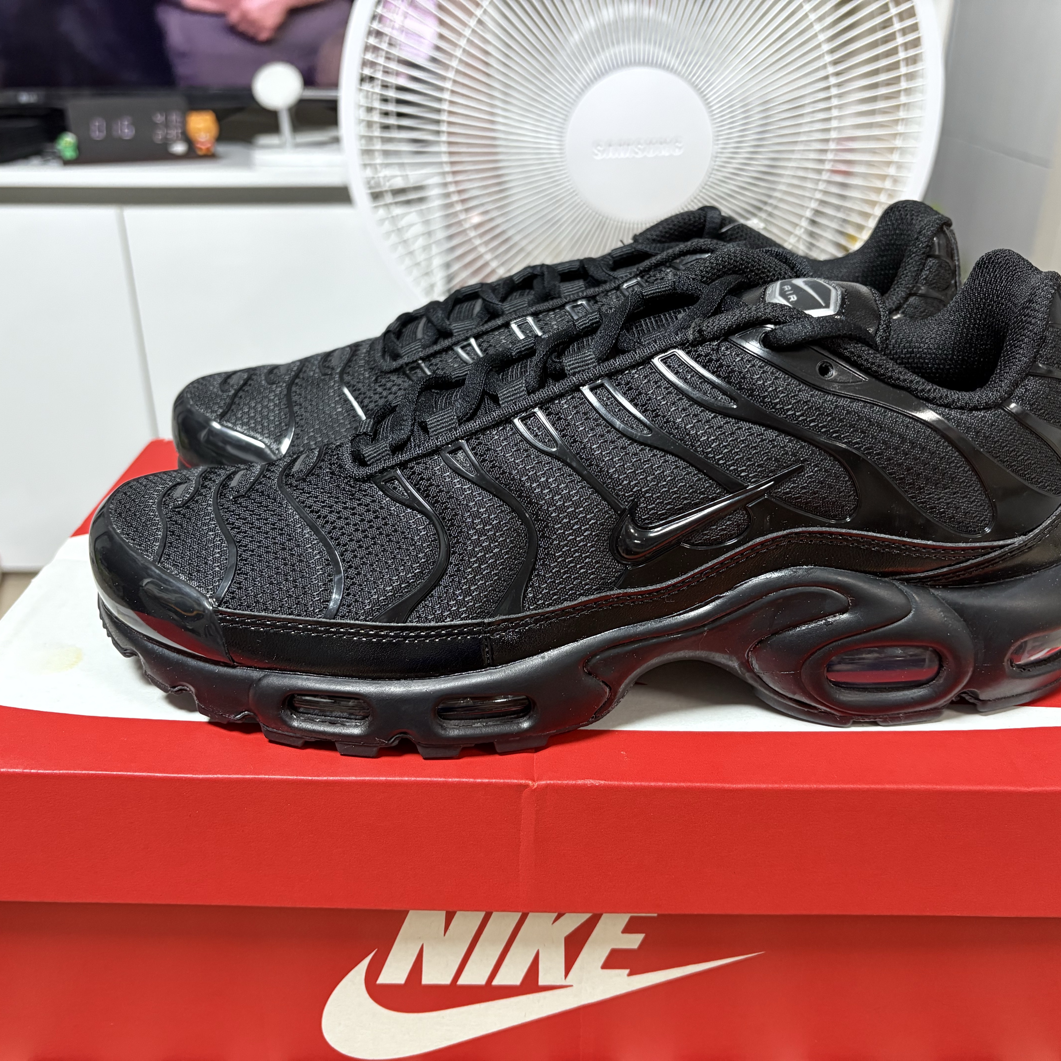 Nike Air Max Plus Triple Black 착용 스타일 - 1