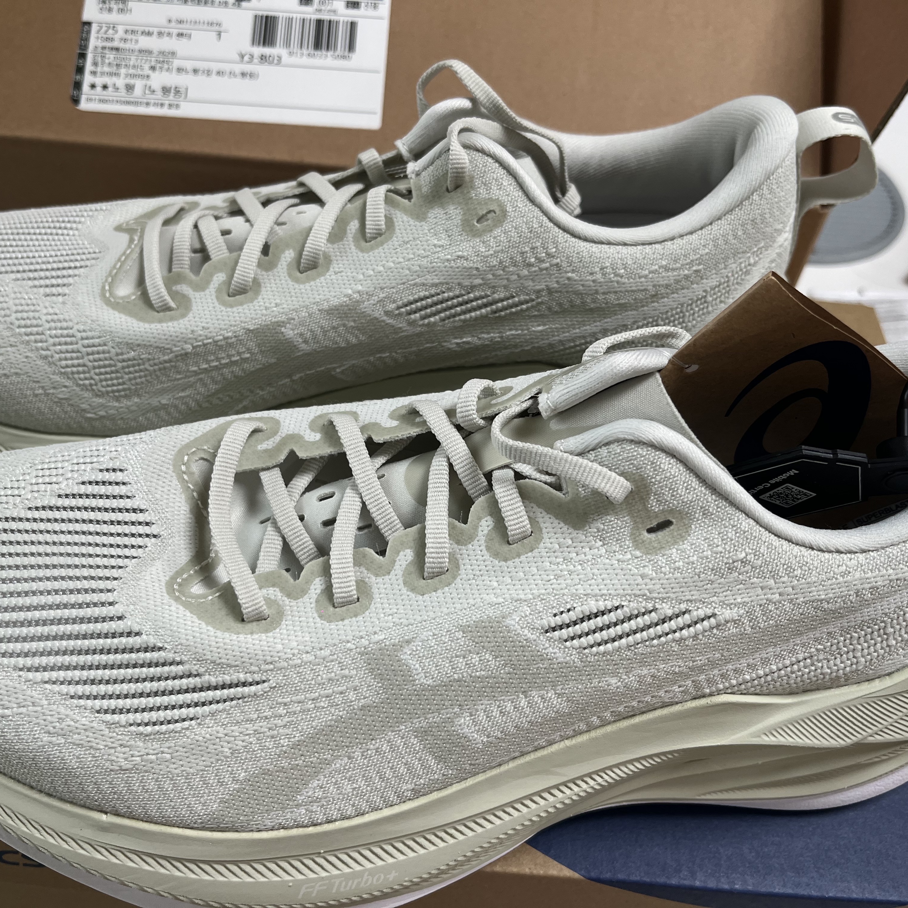 Asics Superblast 2 Lake Grey White Sage 착용 스타일 - 2