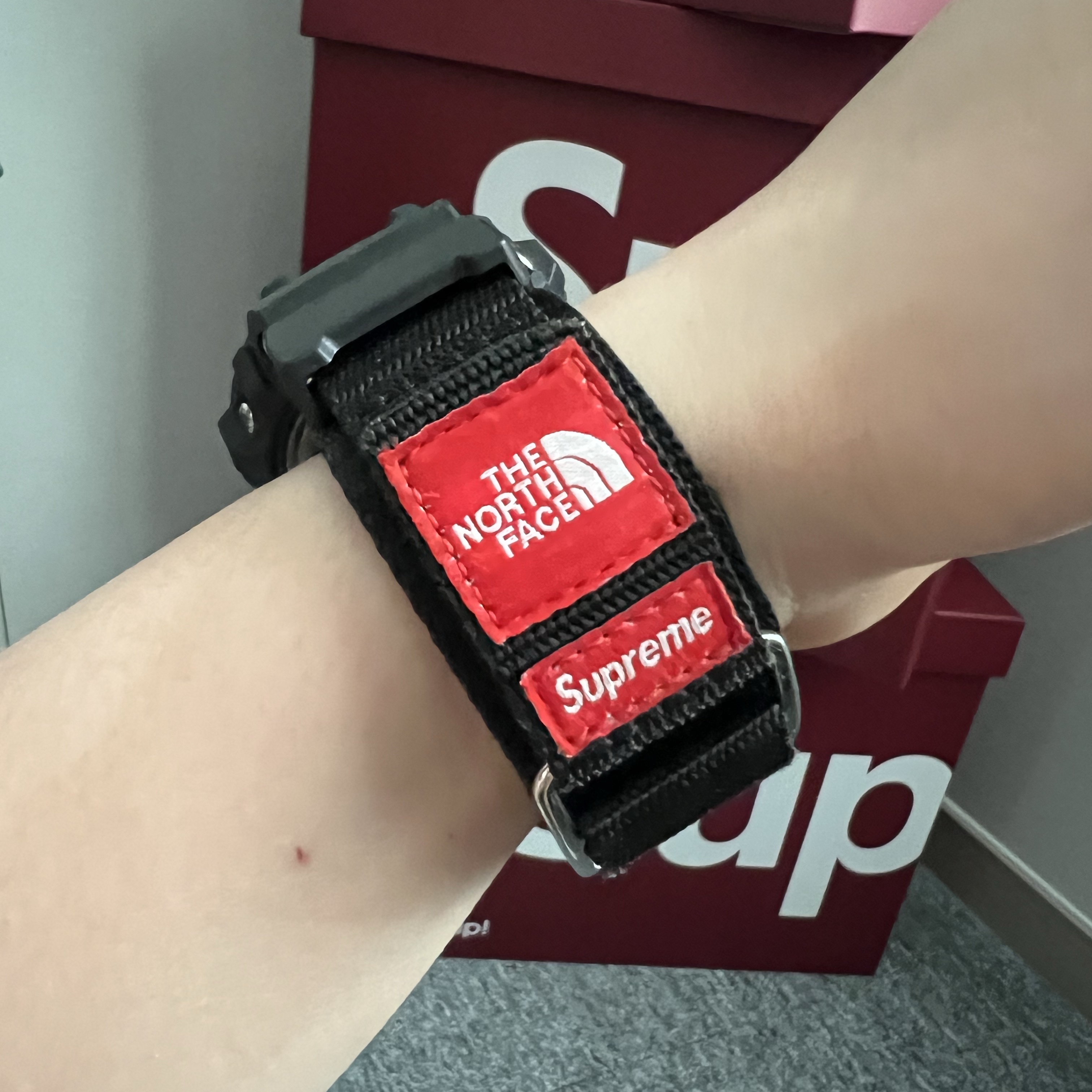 Casio G-Shock x Supreme x The North Face DW-6900 Black 착용 스타일 - 1