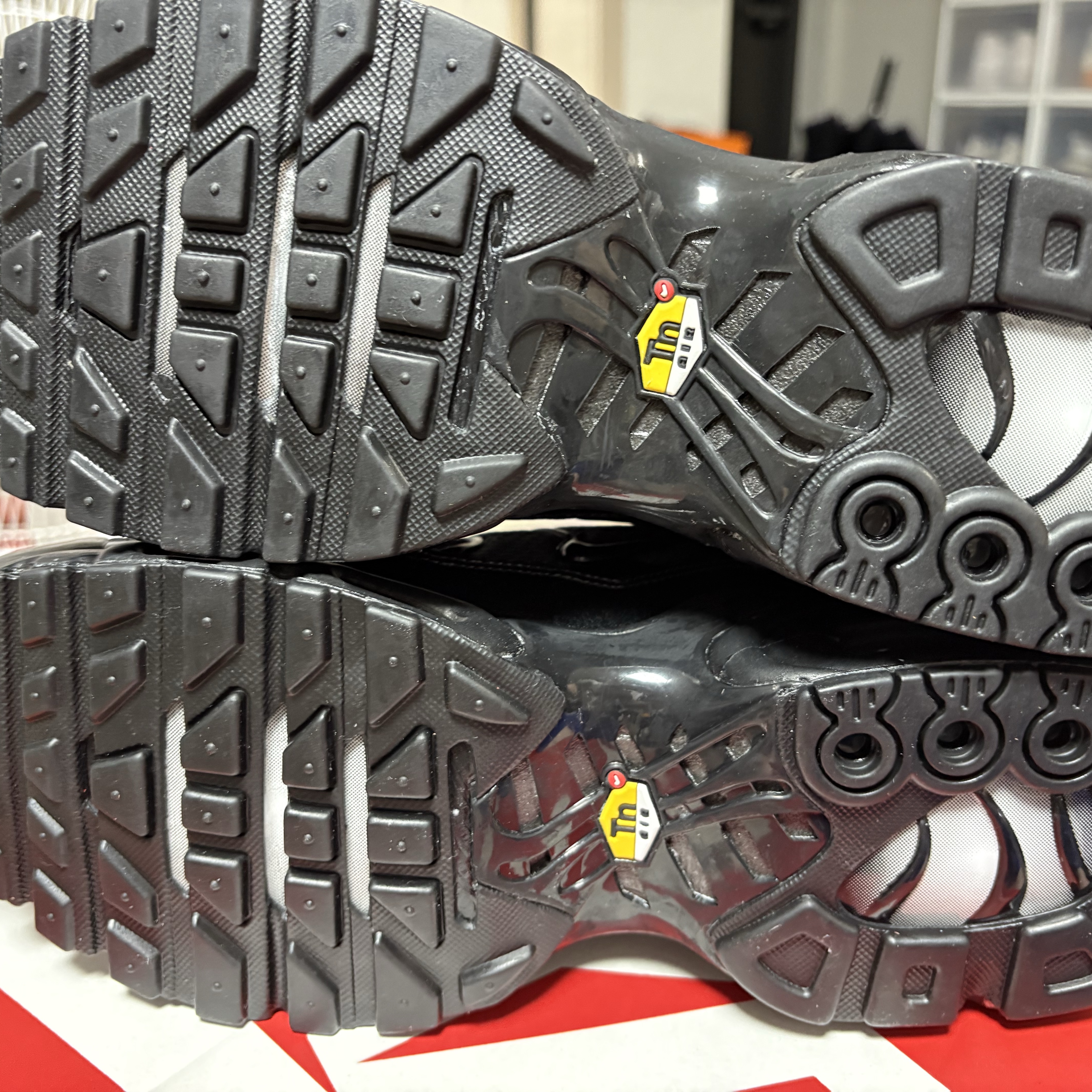 Nike Air Max Plus Triple Black 착용 스타일 - 6