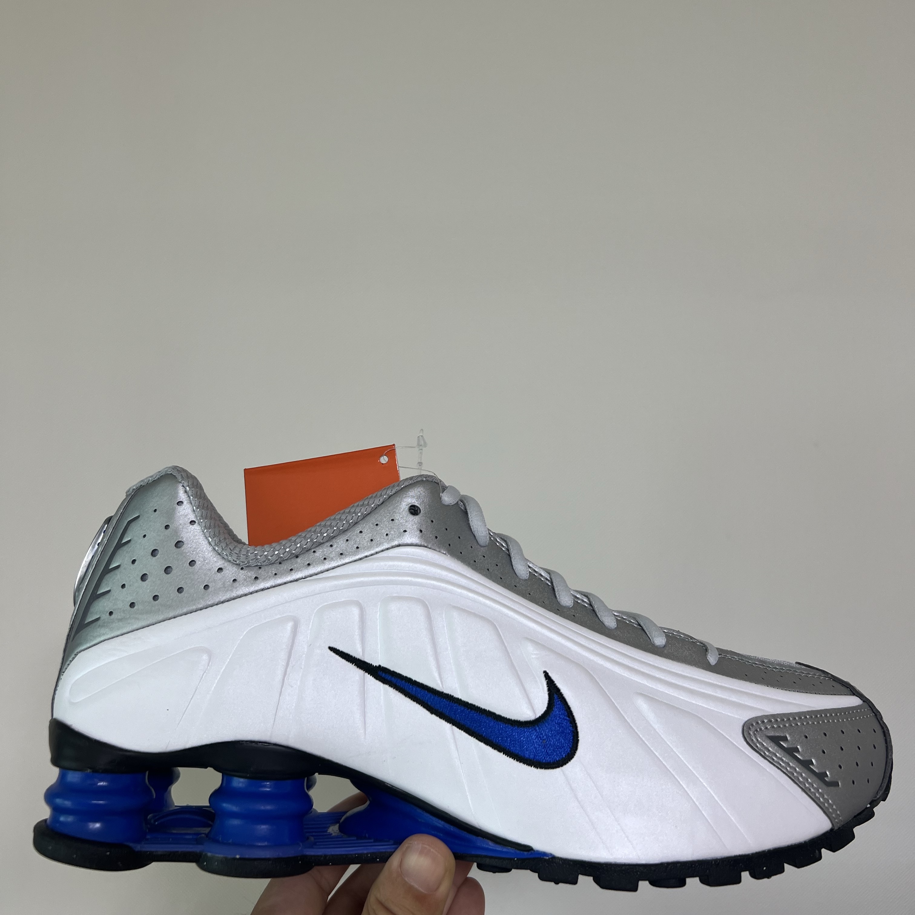 Nike Shox R4 White Racer Blue 착용 스타일 - 1