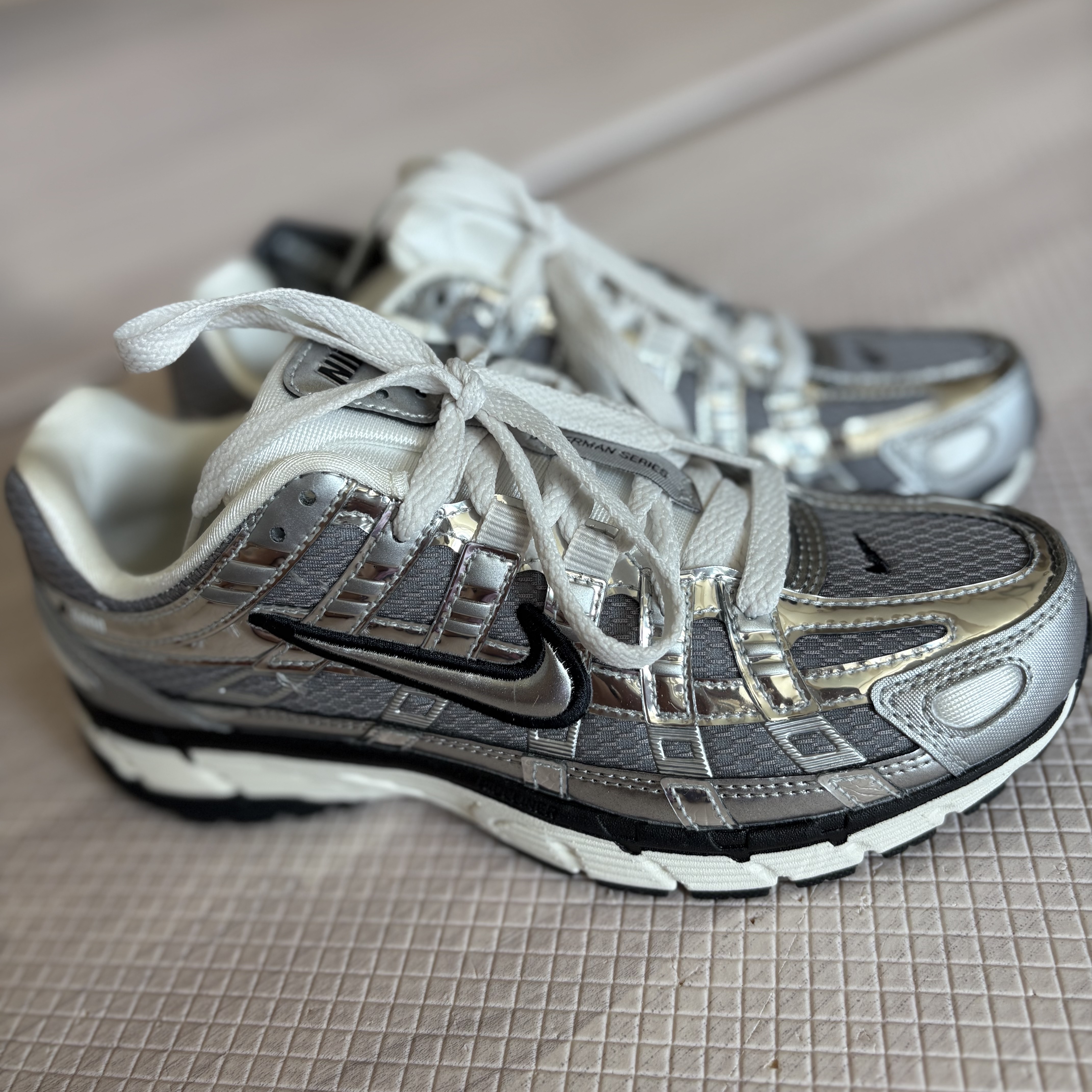 Nike P-6000 Metallic Silver 착용 스타일 - 3
