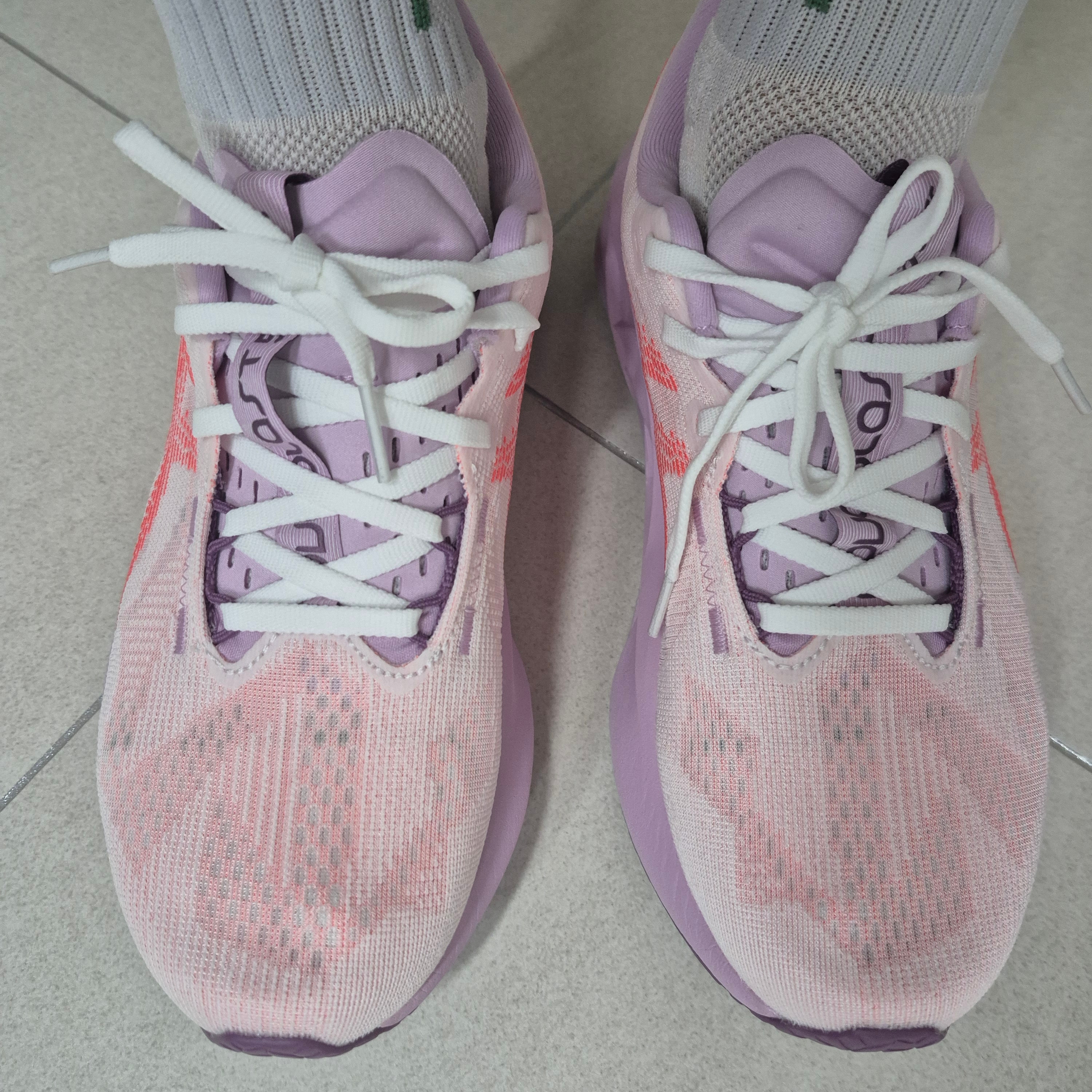 (W) Asics Novablast 5 White Coral Reef 착용 스타일