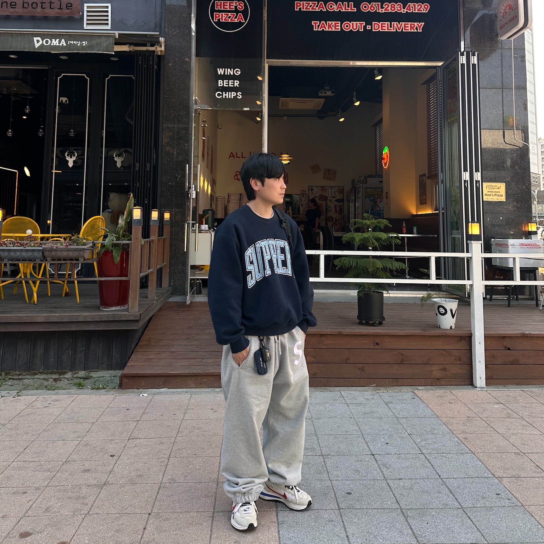 Supreme Inside Out Crewneck Navy - 23FW, Nike x Sacai VaporWaffle Royal Fuchsia 착용 스타일 - 1