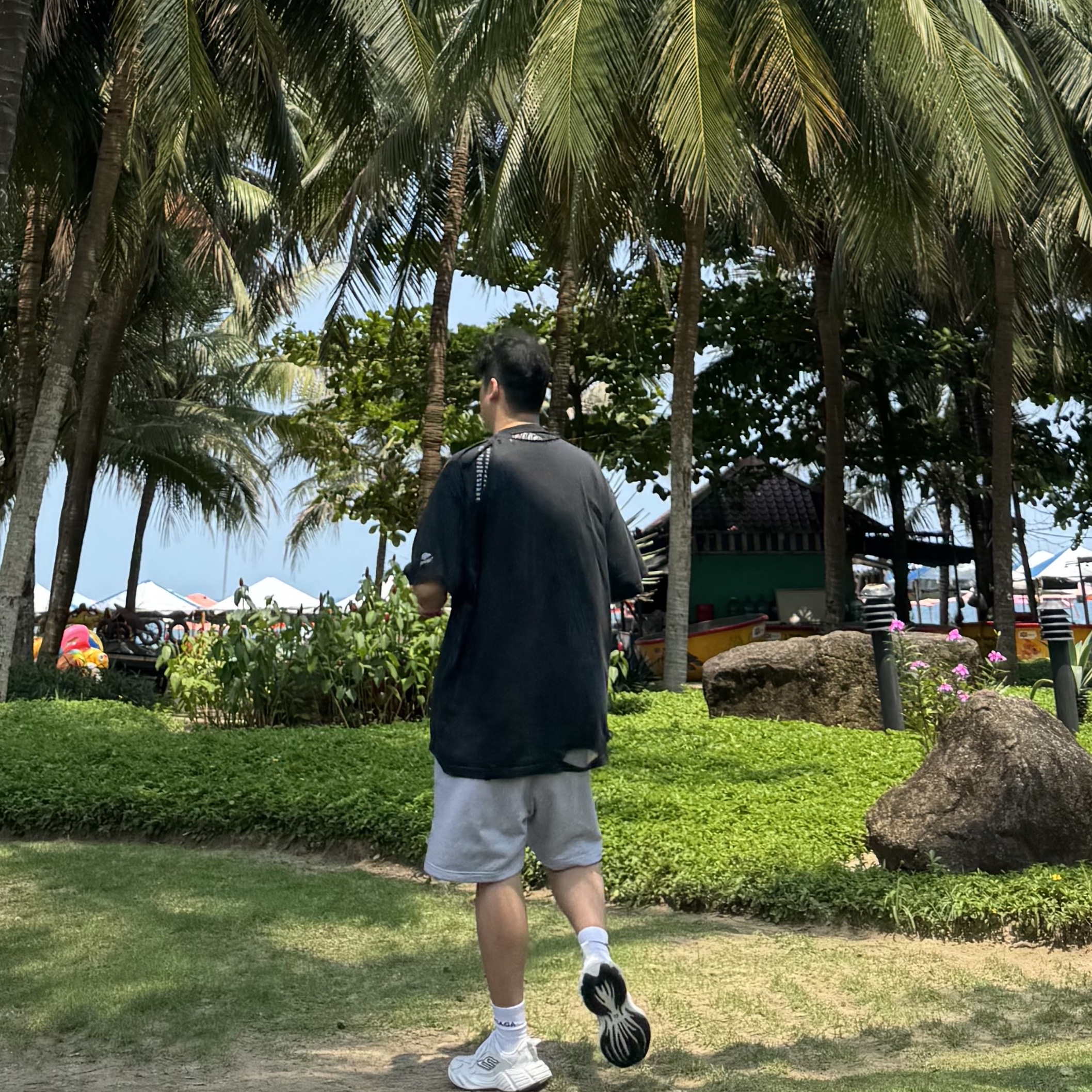 Balenciaga Political Campaign Sweatshorts Grey, Balenciaga Monday Shoe White Black Grey 착용 스타일