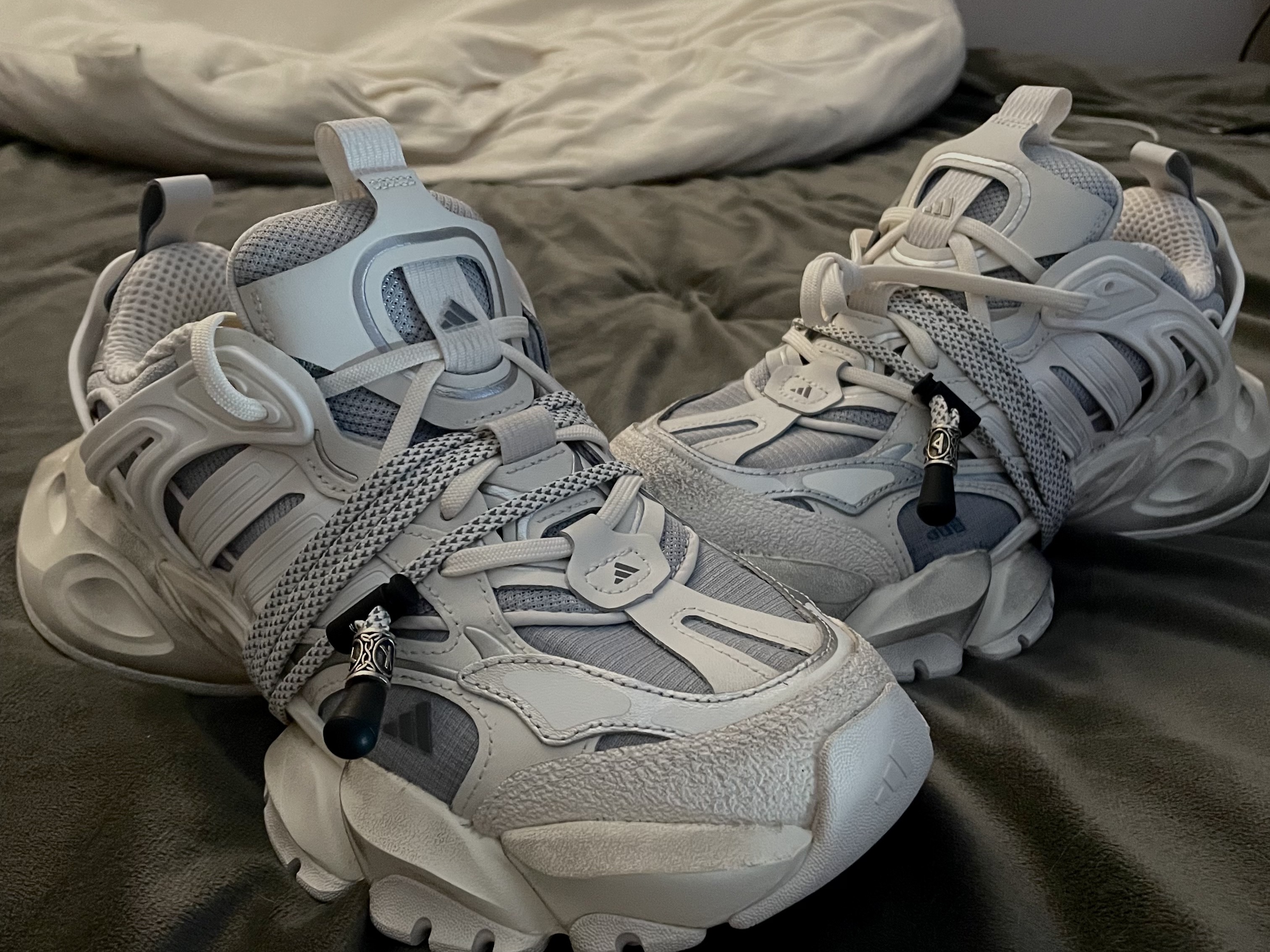 Adidas Vento XLG Deluxe Sneakers Core White Silver Metallic, Supreme Small Box L/S T-Shirt Snow Camo - 25SS 착용 스타일 - 1