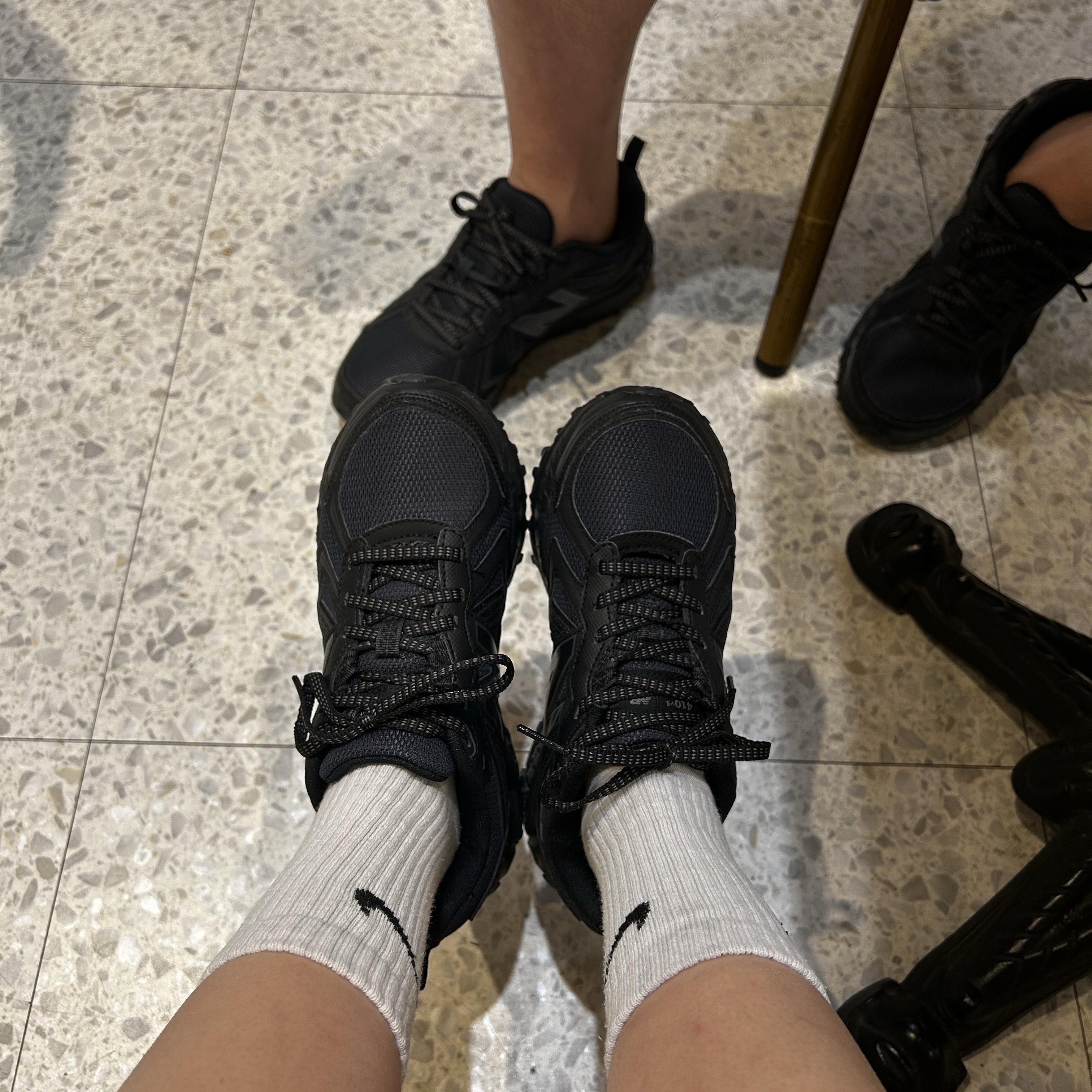 New Balance 410v5 Black - 2E Wide 착용 스타일