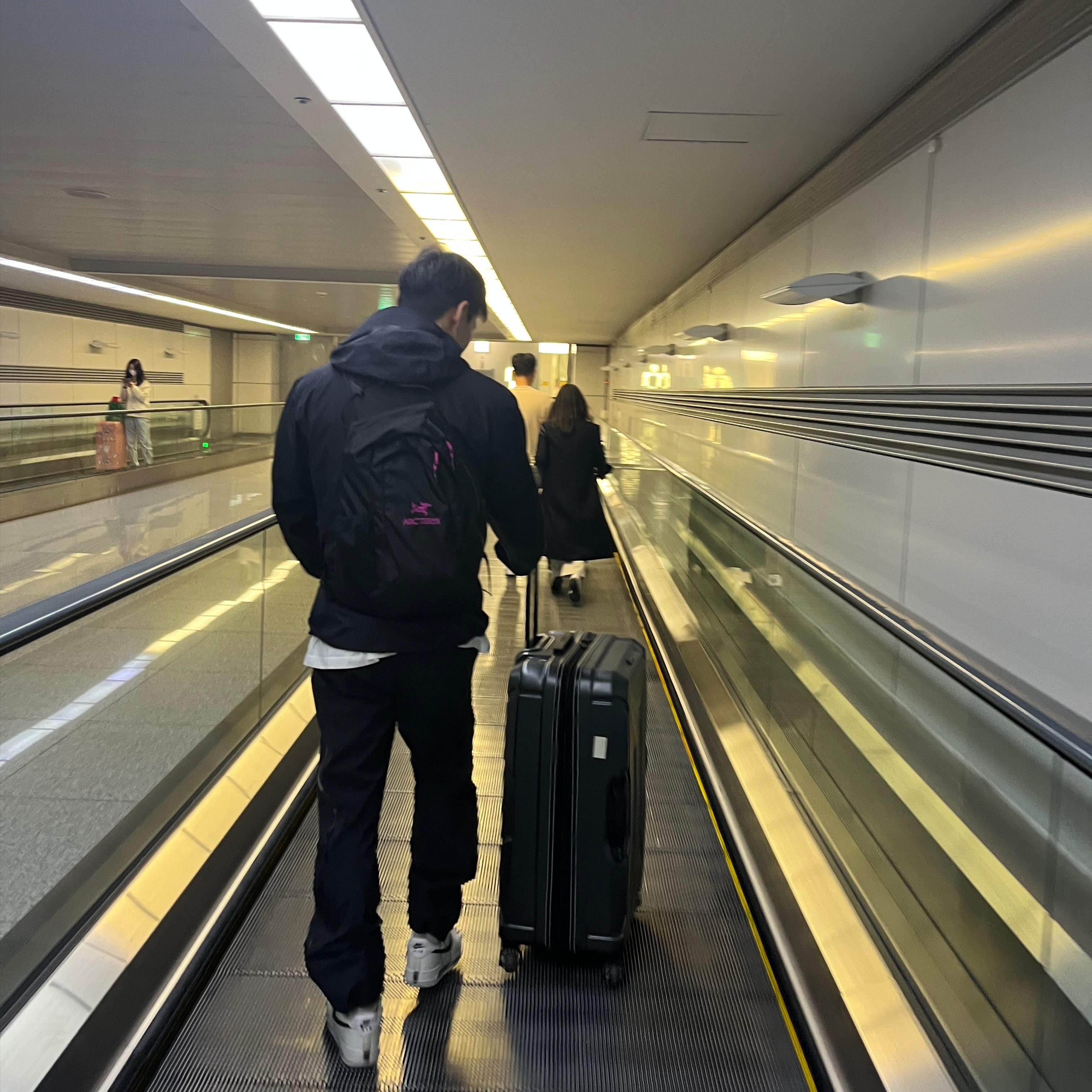 Arc'teryx System A Quiver Crossbody Pack Black Ultra Violet, Arc'teryx Beta LT Jacket Black 착용 스타일