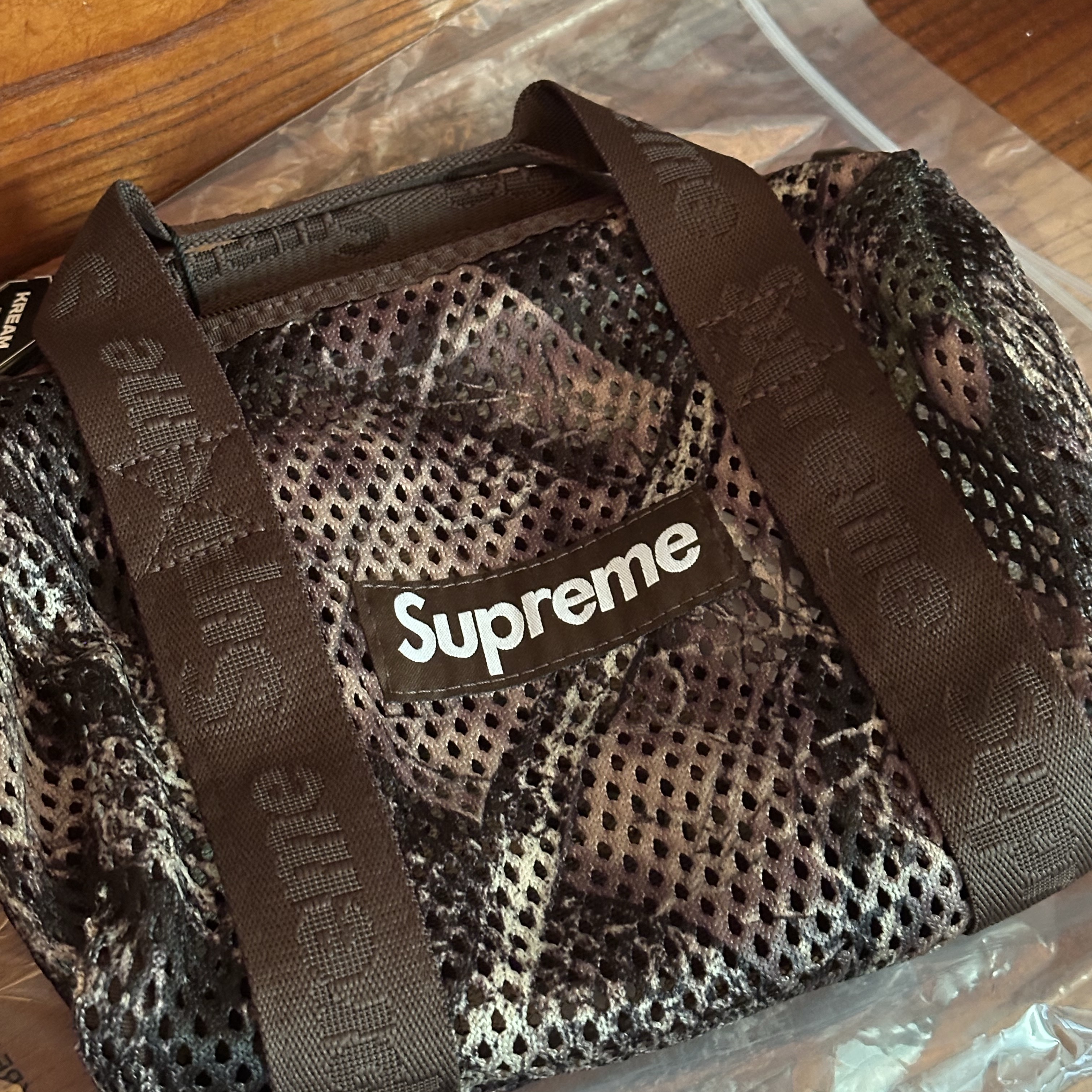 Supreme Mesh Mini Duffle Bag Truetimber Kanati Camo - 25SS 착용 스타일