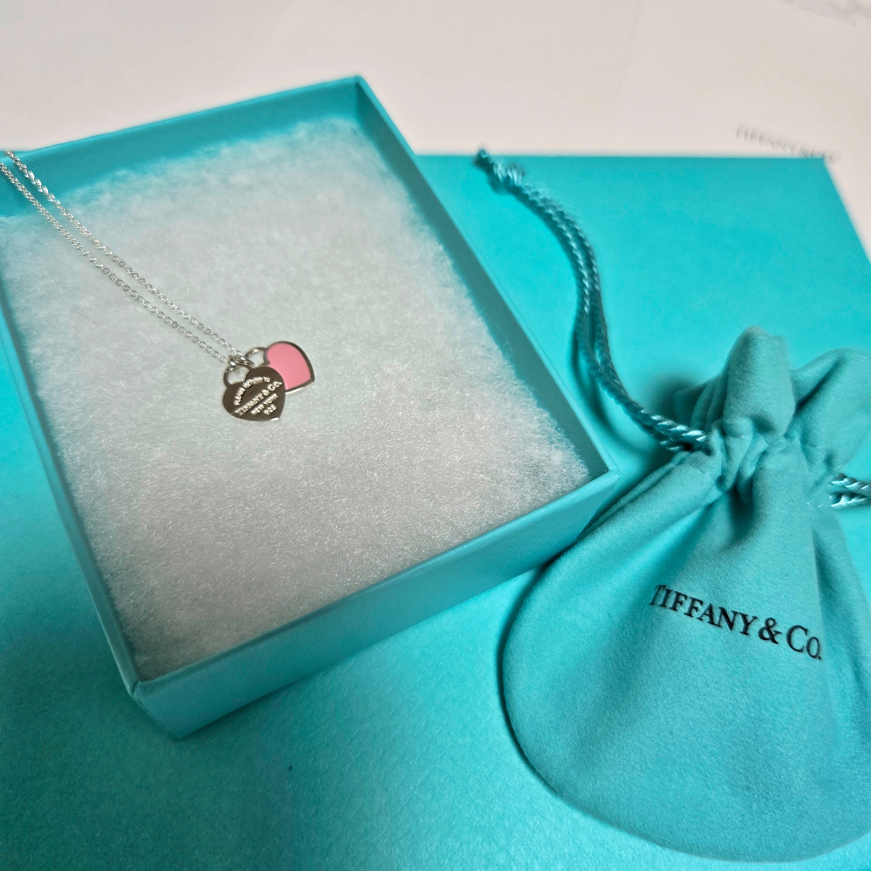 Tiffany & Co. Return To Tiffany Pink Double Heart Tag Pendant Mini Silver (16in) 착용 스타일