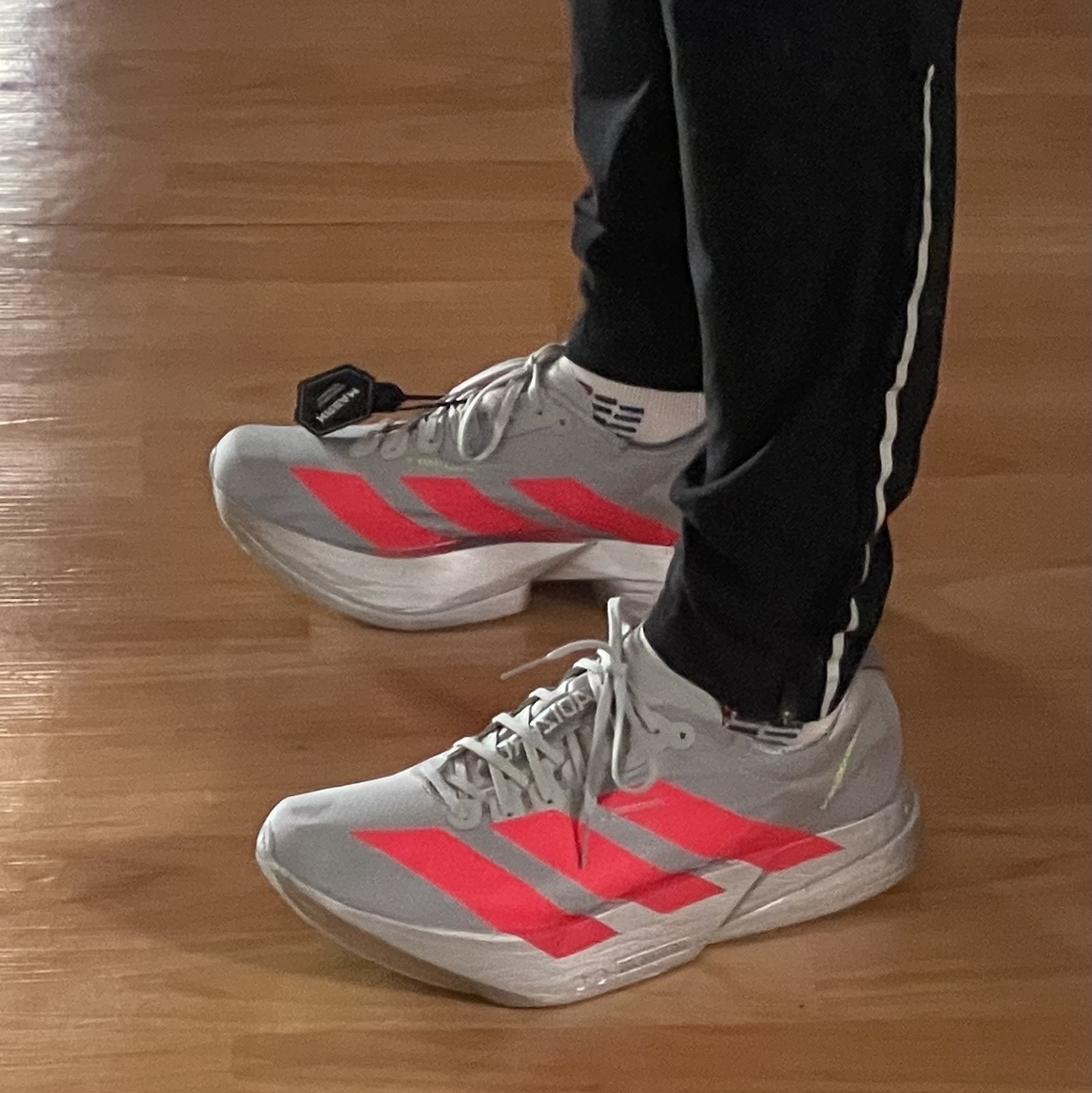 Adidas Adizero Adios Pro 4 Silver Metallic Lucid Red 착용 스타일 - 1