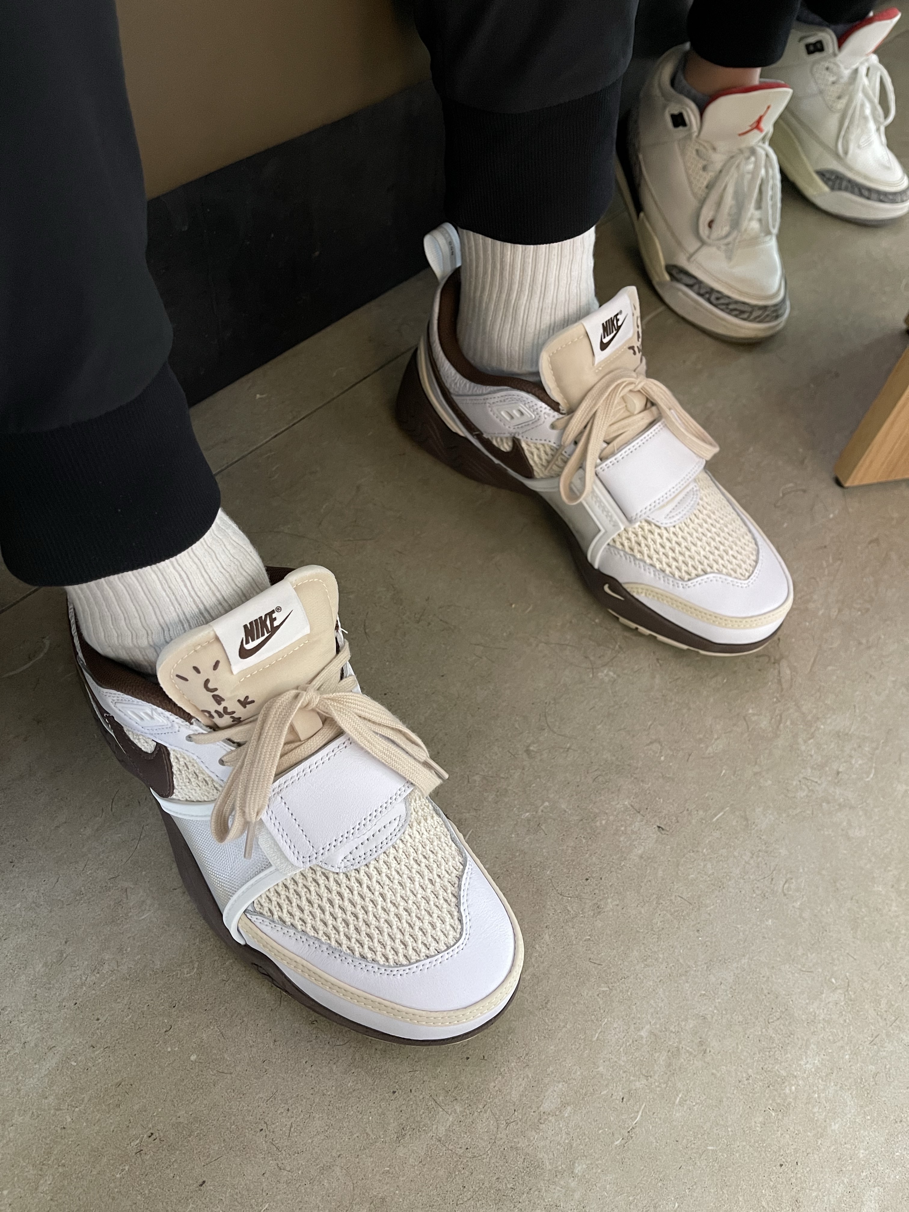 Nike x Travis Scott Zoom Field Jaxx White and Light Chocolate, (PS) Jordan 3 Retro White Cement Reimagined 착용 스타일