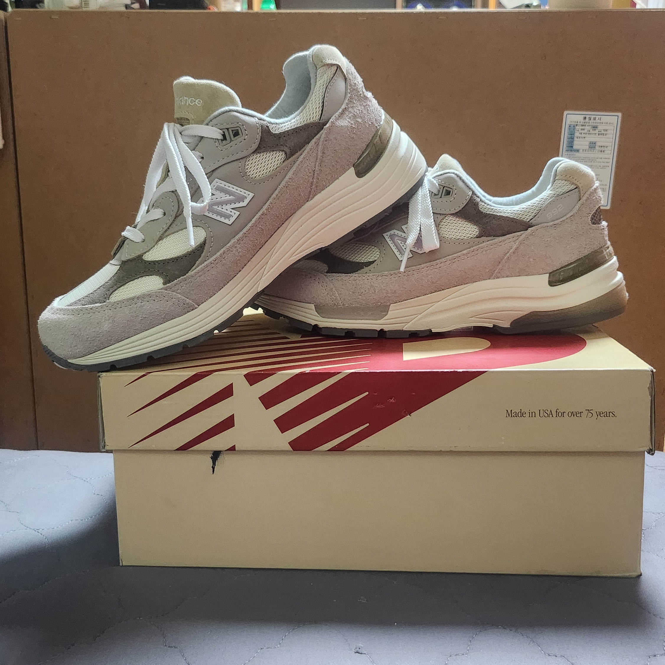 New Balance 992 Made in USA Moonrock Mushroom 착용 스타일