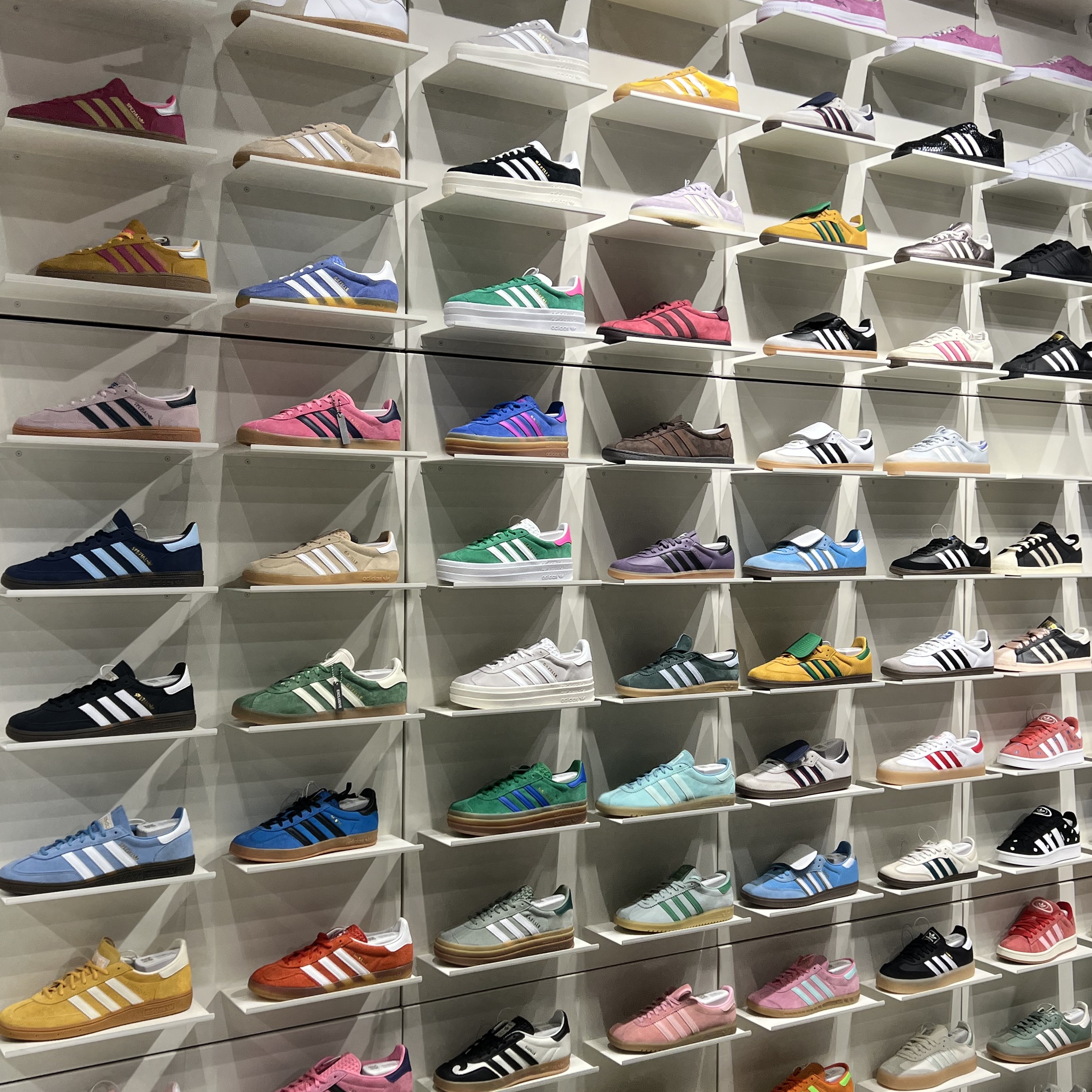 Adidas Adicolor Classic Firebird Track Top Night Indigo - KR Sizing, Adidas Handball Cup Spezial Semi Lucid Blue Cream White 착용 스타일 - 4