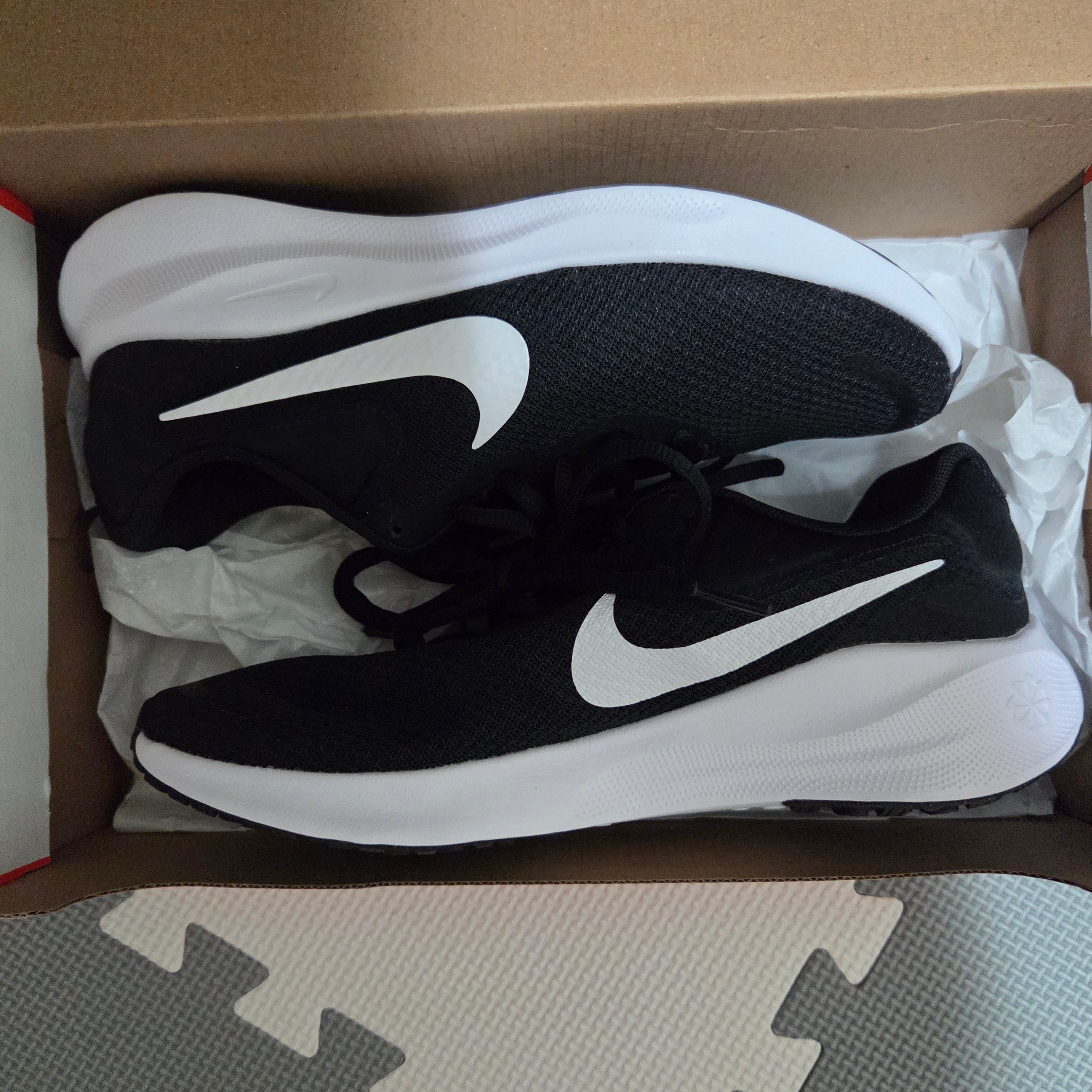 Nike Revolution 7 Black White 착용 스타일