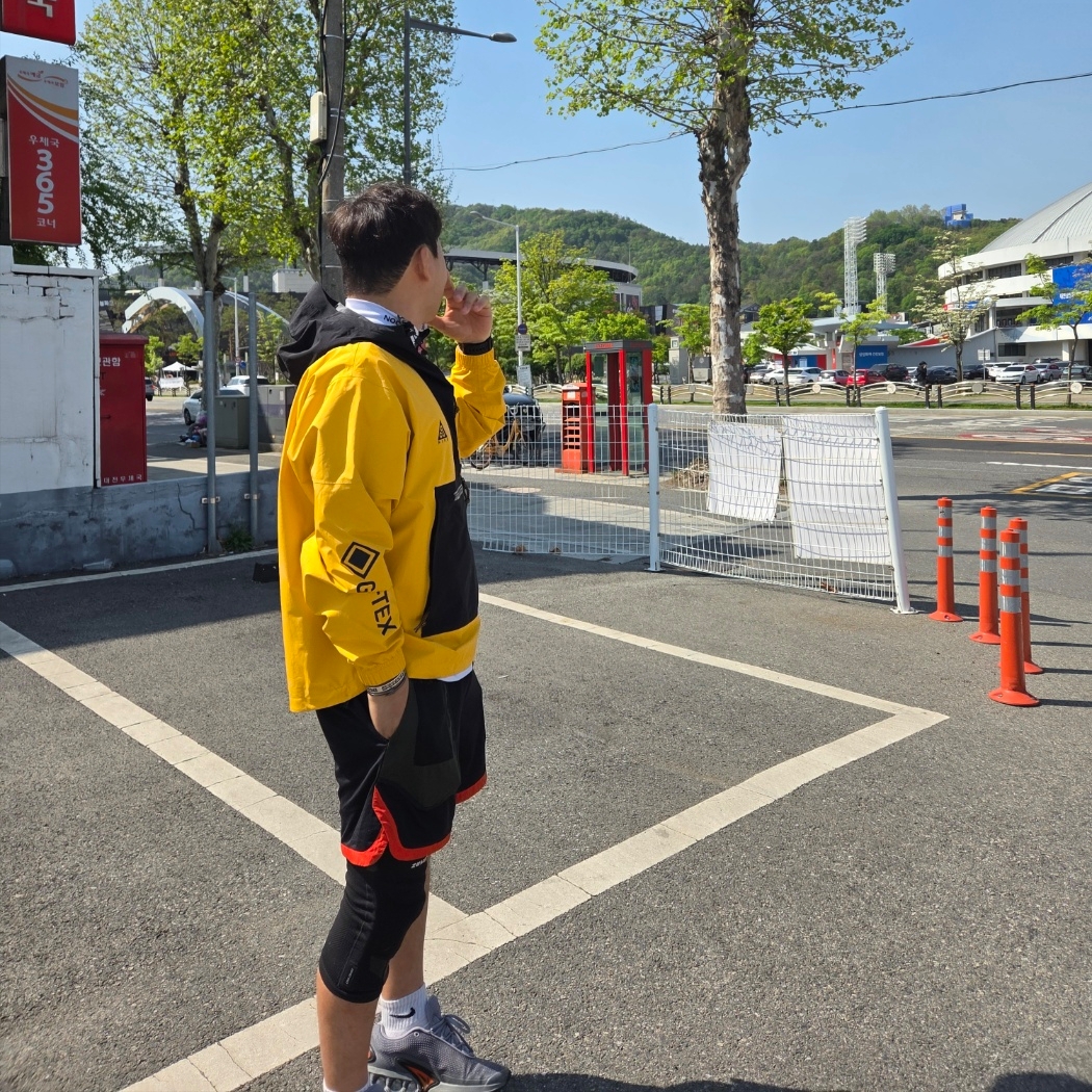 Nike ACG Gore-Tex Paclite Jacket University Gold Black - Asia 착용 스타일 - 2
