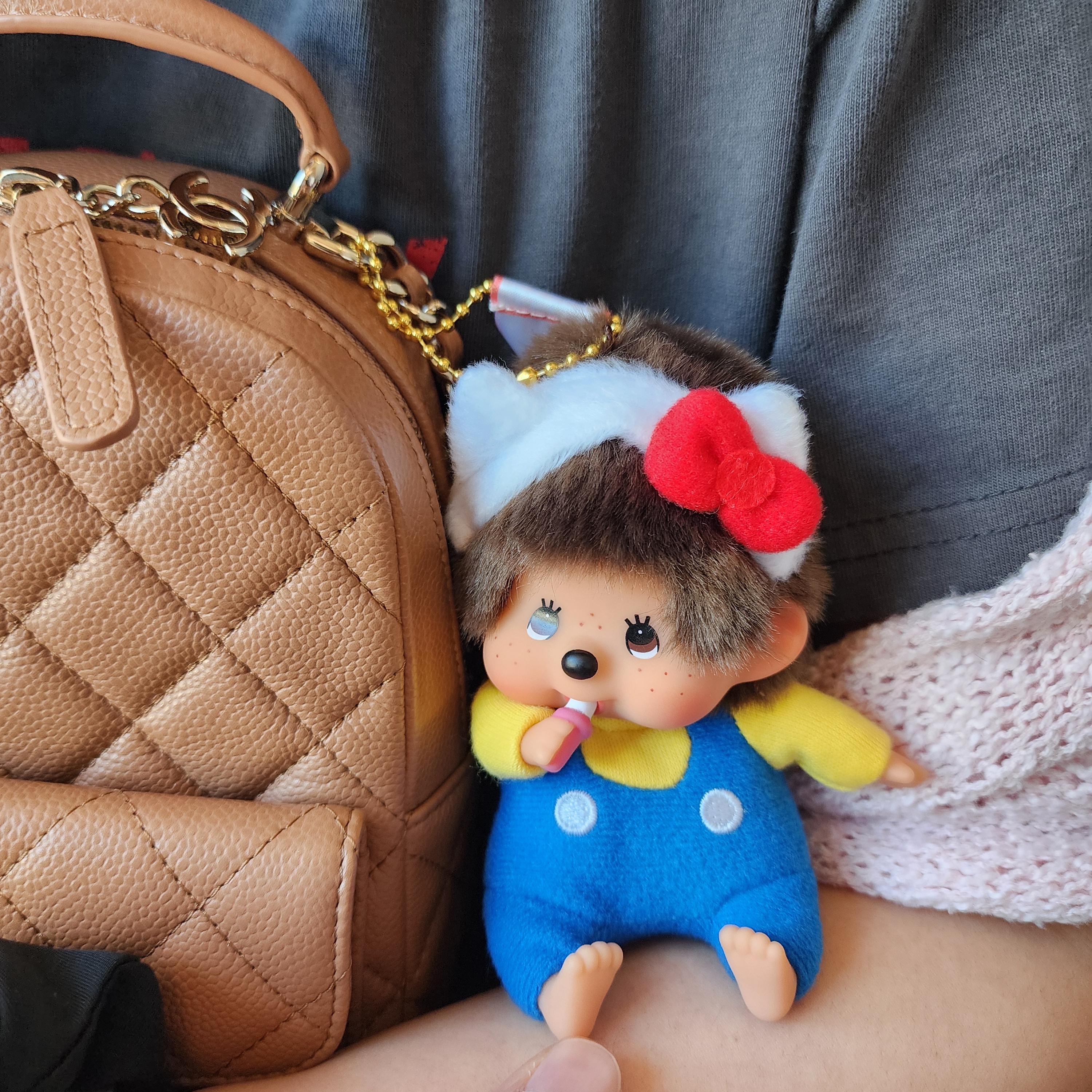 Sanrio Hello Kitty x Monchhichi 50th Anniversary Monchhichi Holder 착용 스타일 - 1