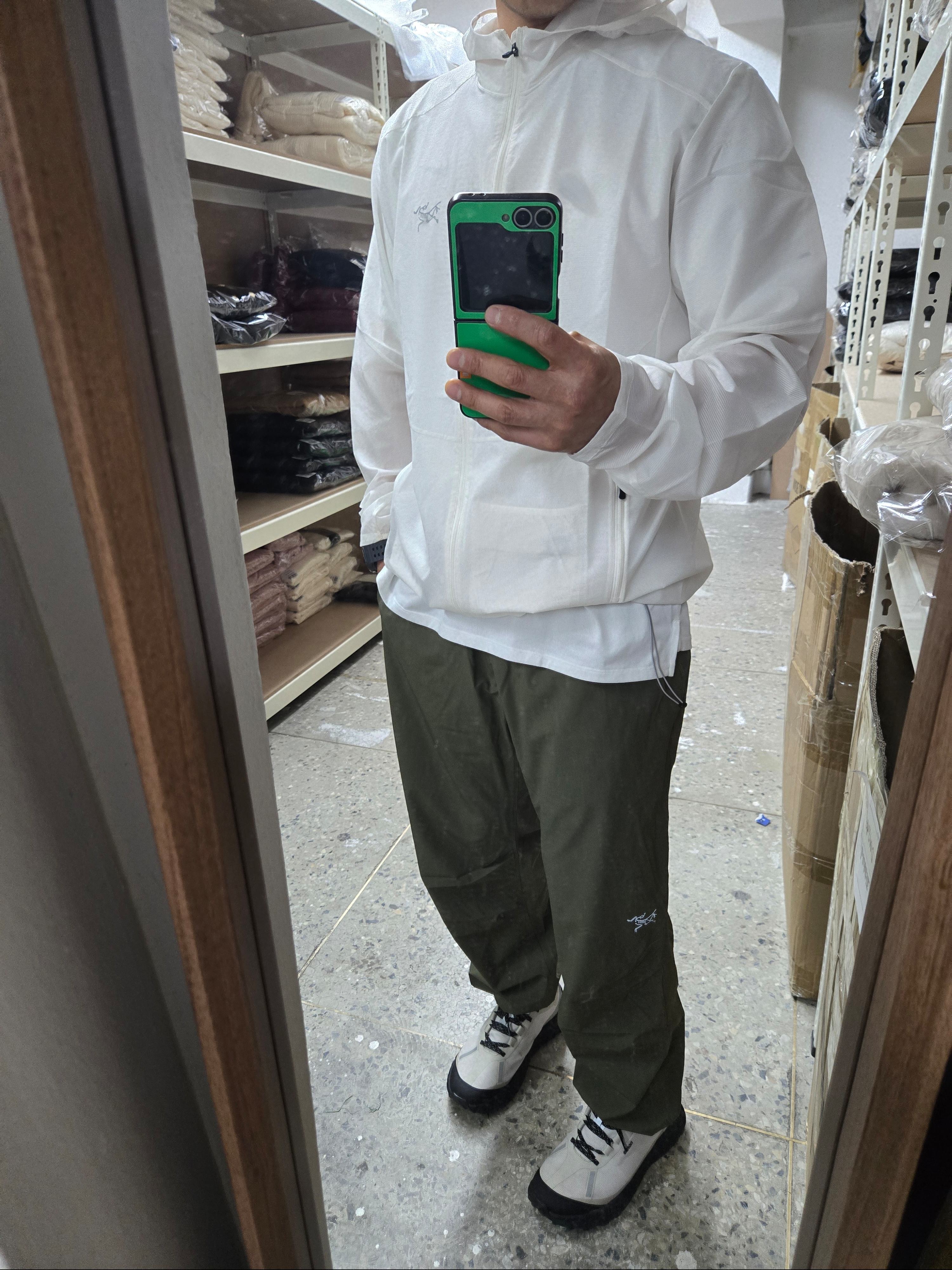 Arc'teryx Incendo Airshell Hoody Solitude 착용 스타일