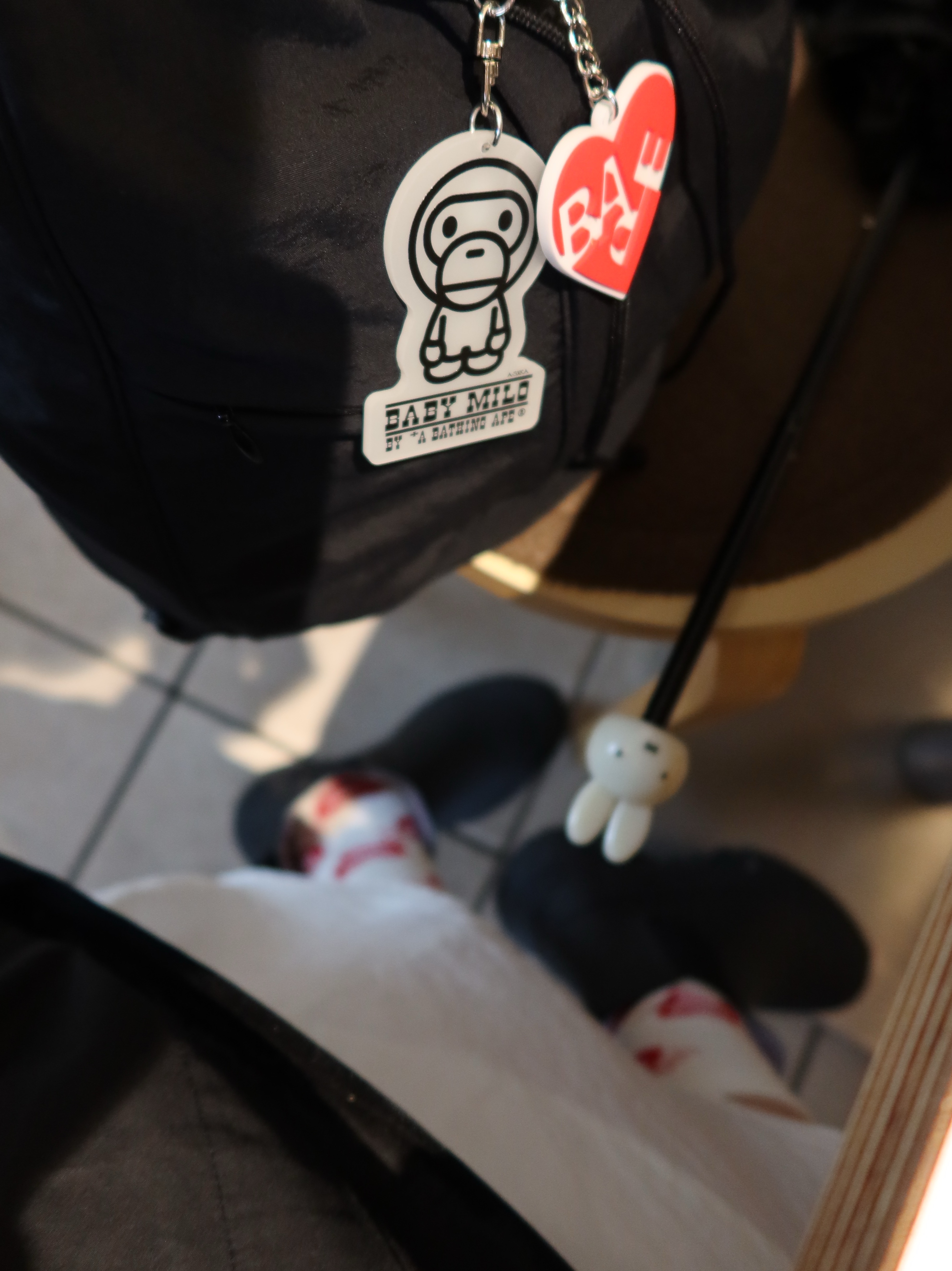 BAPE Heart Keychain Red, BAPE Glow In The Dark Baby Milo Keychain White Green 착용 스타일