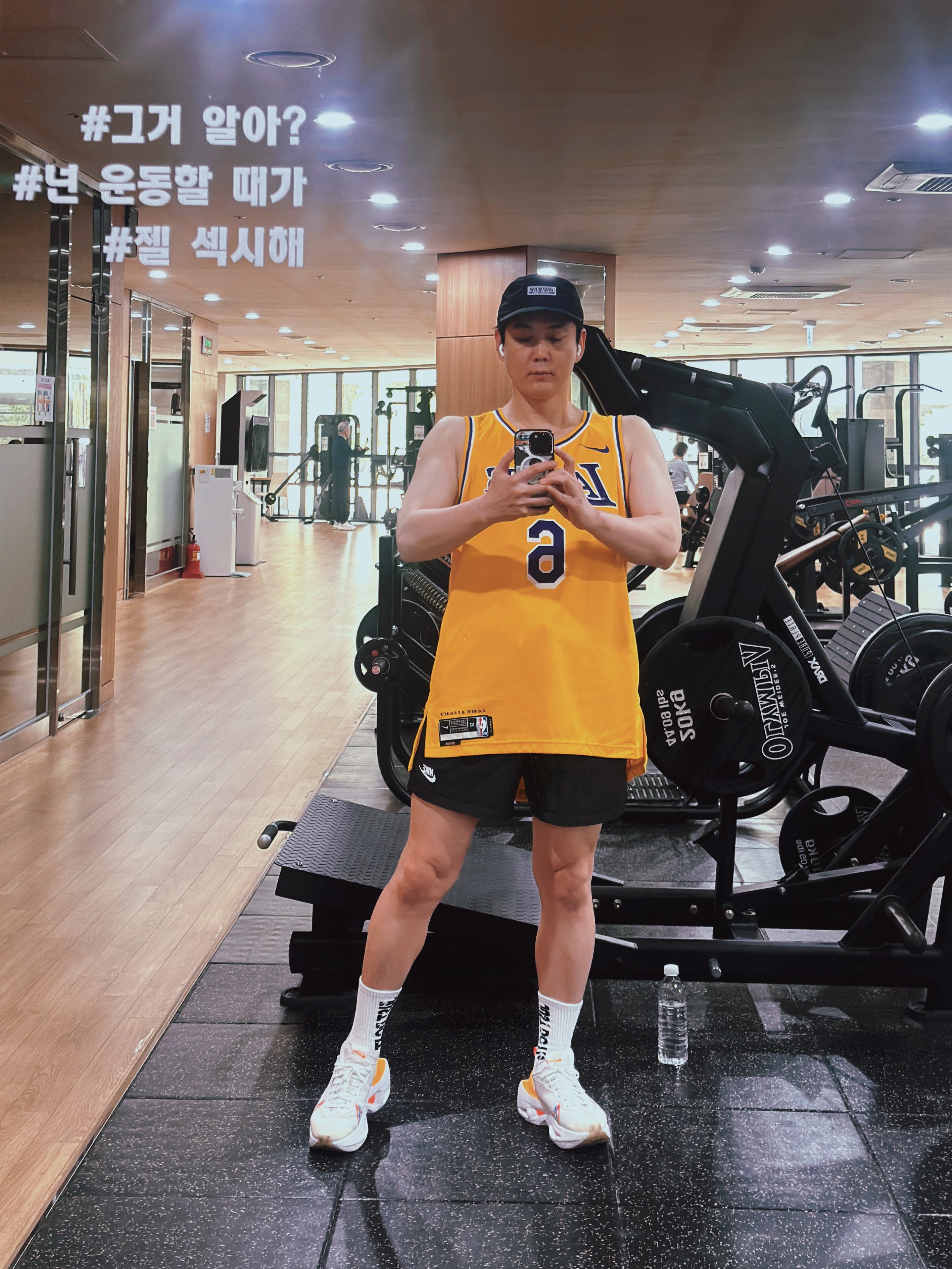 Nike LeBron James LA Lakers Icon Edition Jersey Amarillo 착용 스타일