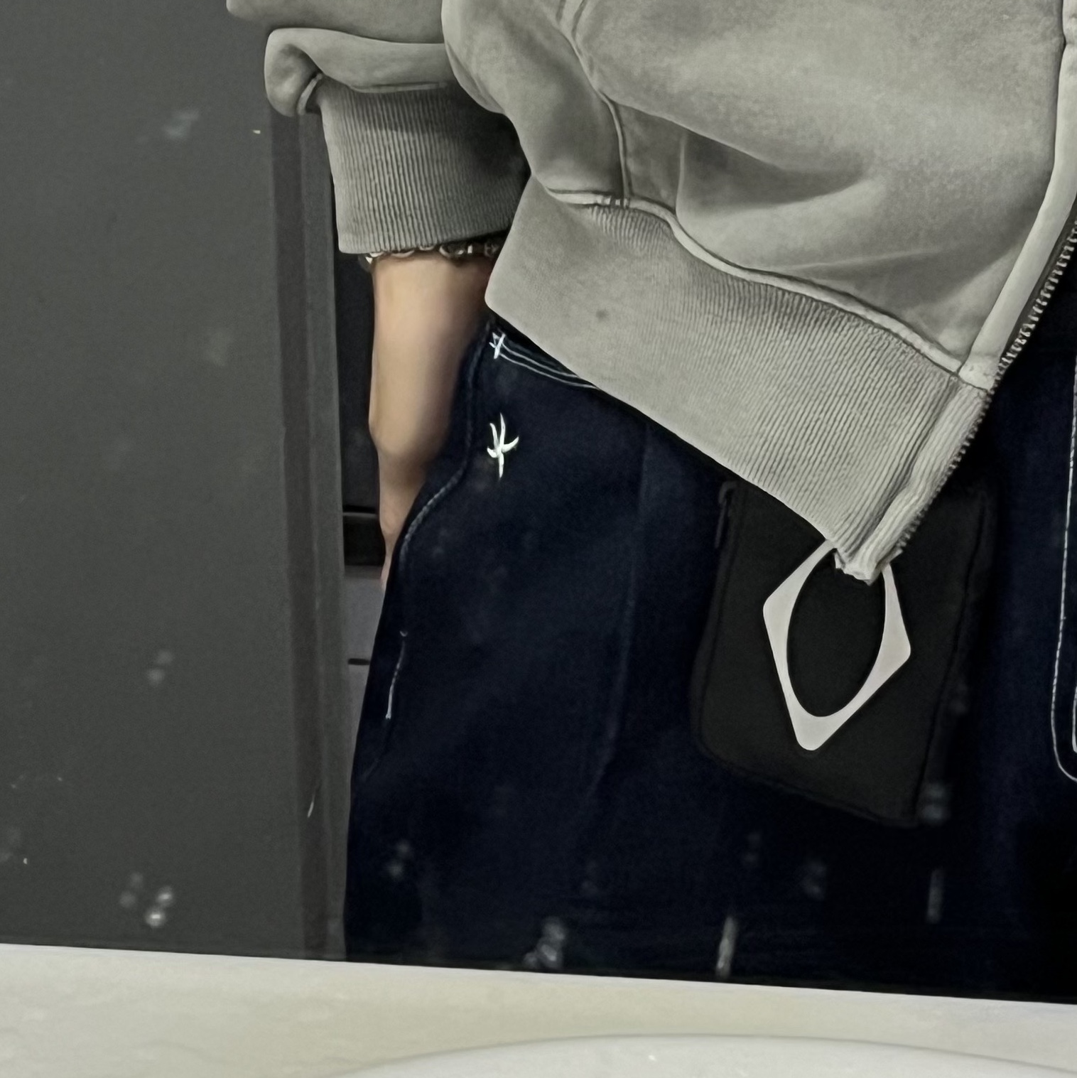 Mischief Rhombus Carabiner Pouch Black 착용 스타일