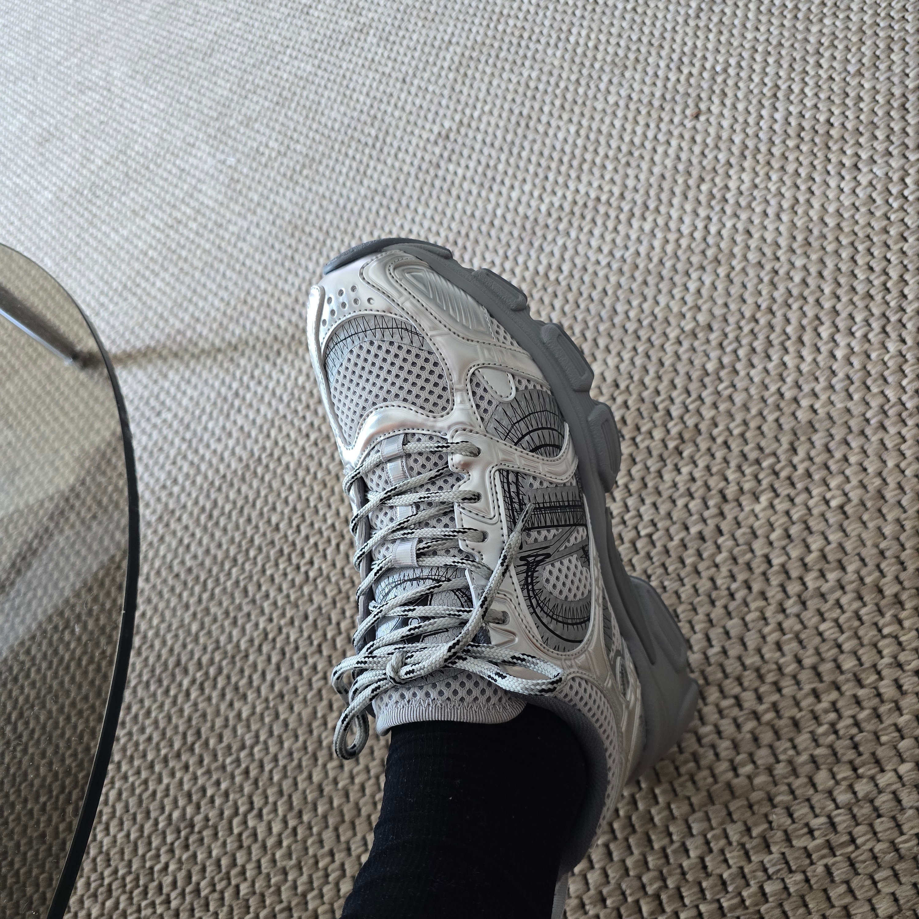 (W) Dior Chrono Sneakers Mesh Laminated Leather Gray Silver 착용 스타일 - 2