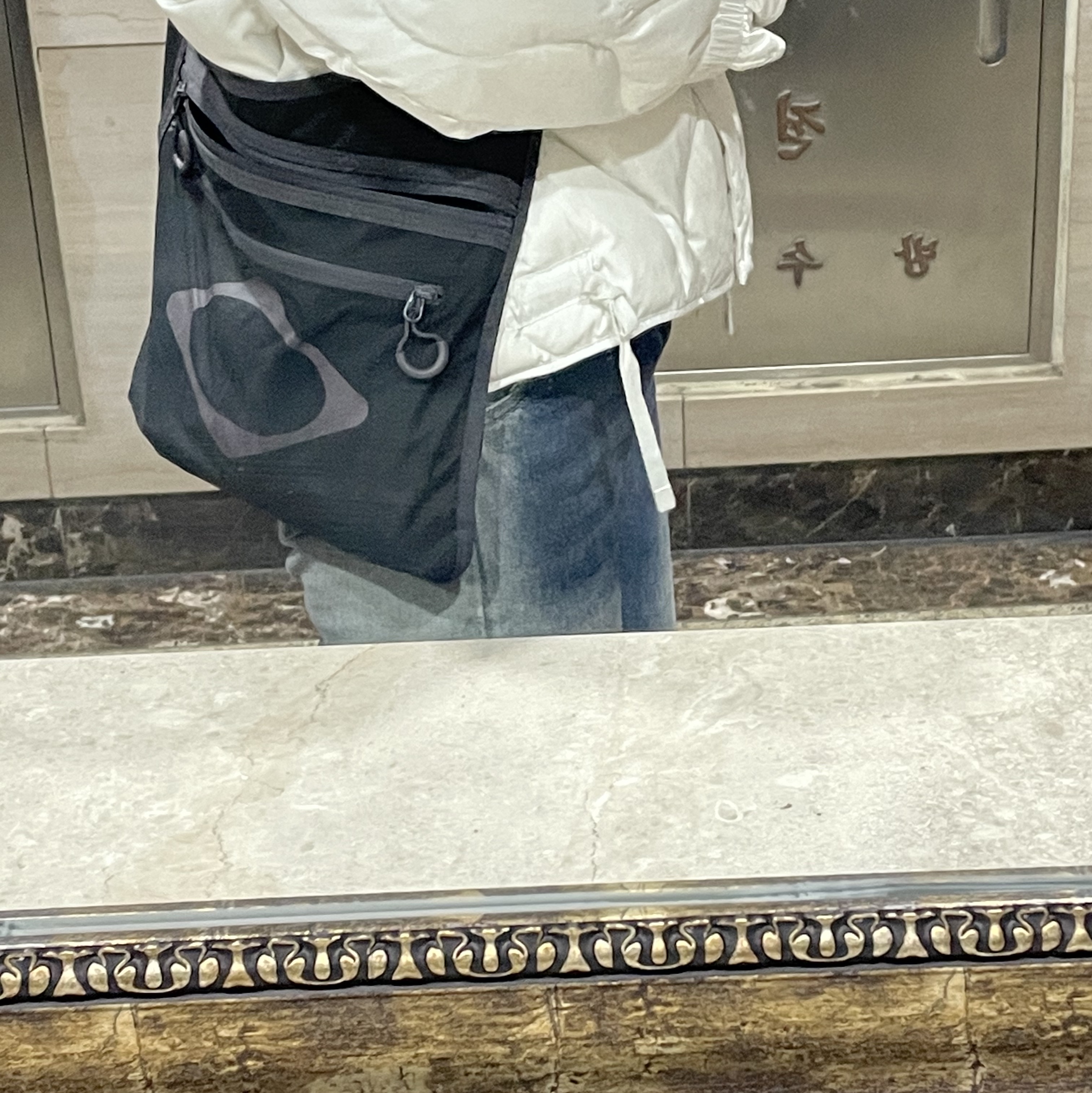 Mischief Lightweight Flat Cross Bag Black 착용 스타일