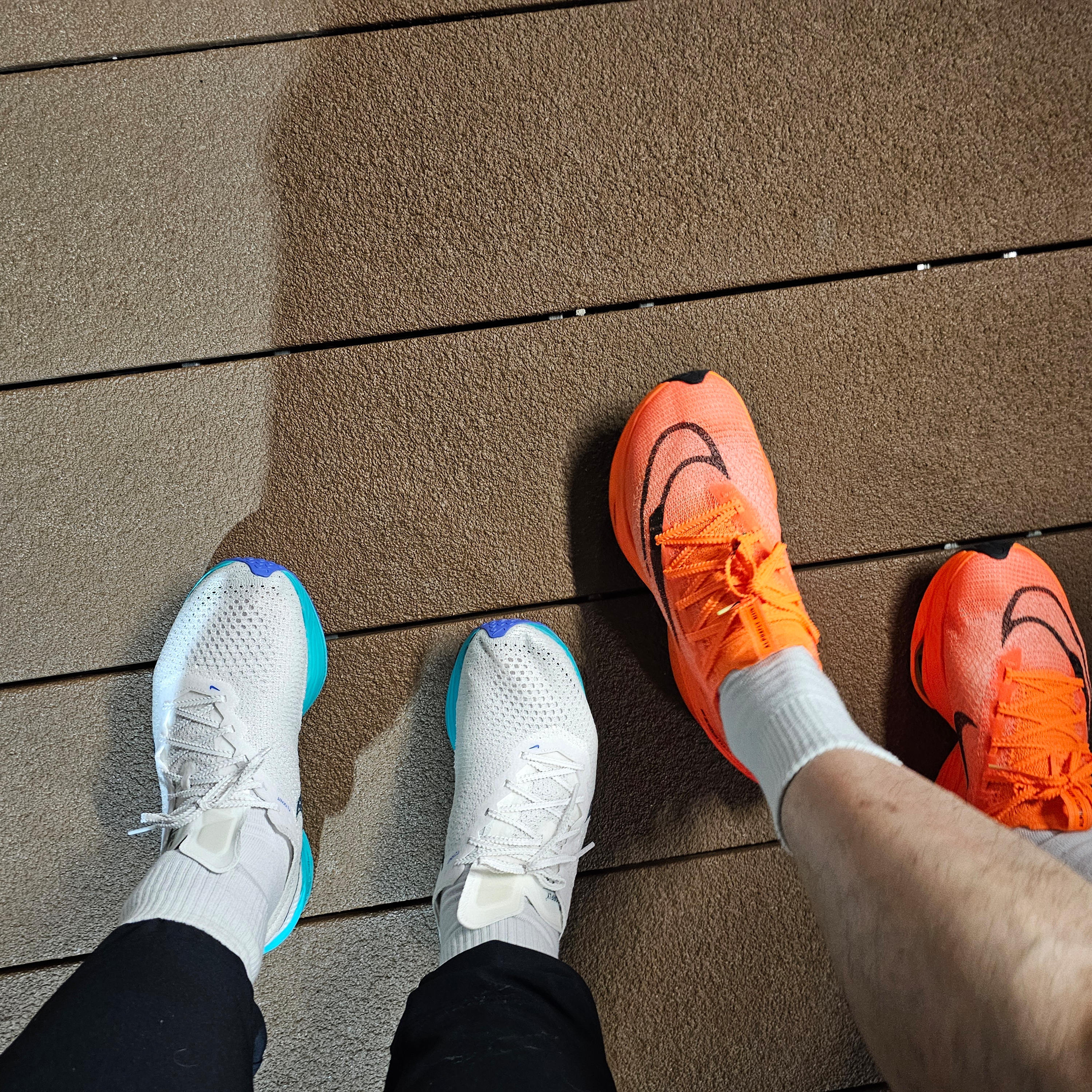 Nike ZoomX Vaporfly Next% 3 White Deep Jungle, Nike Air Zoom Alphafly Next% 2 Total Orange 착용 스타일 - 1