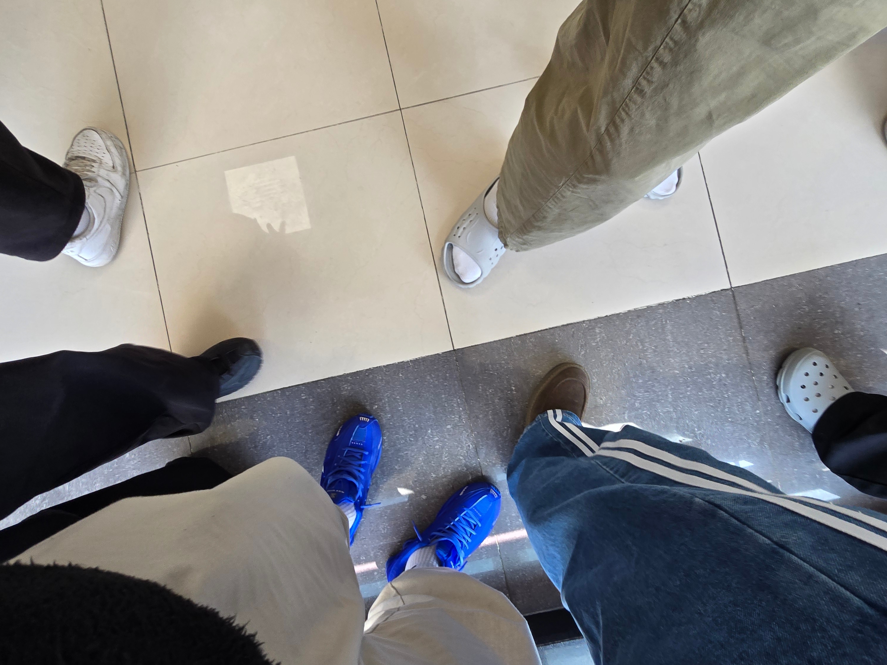 (W) Nike Shox R4 Racer Blue and Metallic Silver, (W) Nike Shox R4 Black 착용 스타일 - 2