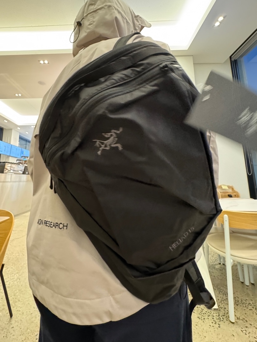 Arc'teryx Heliad 15 Backpack Black 착용 스타일