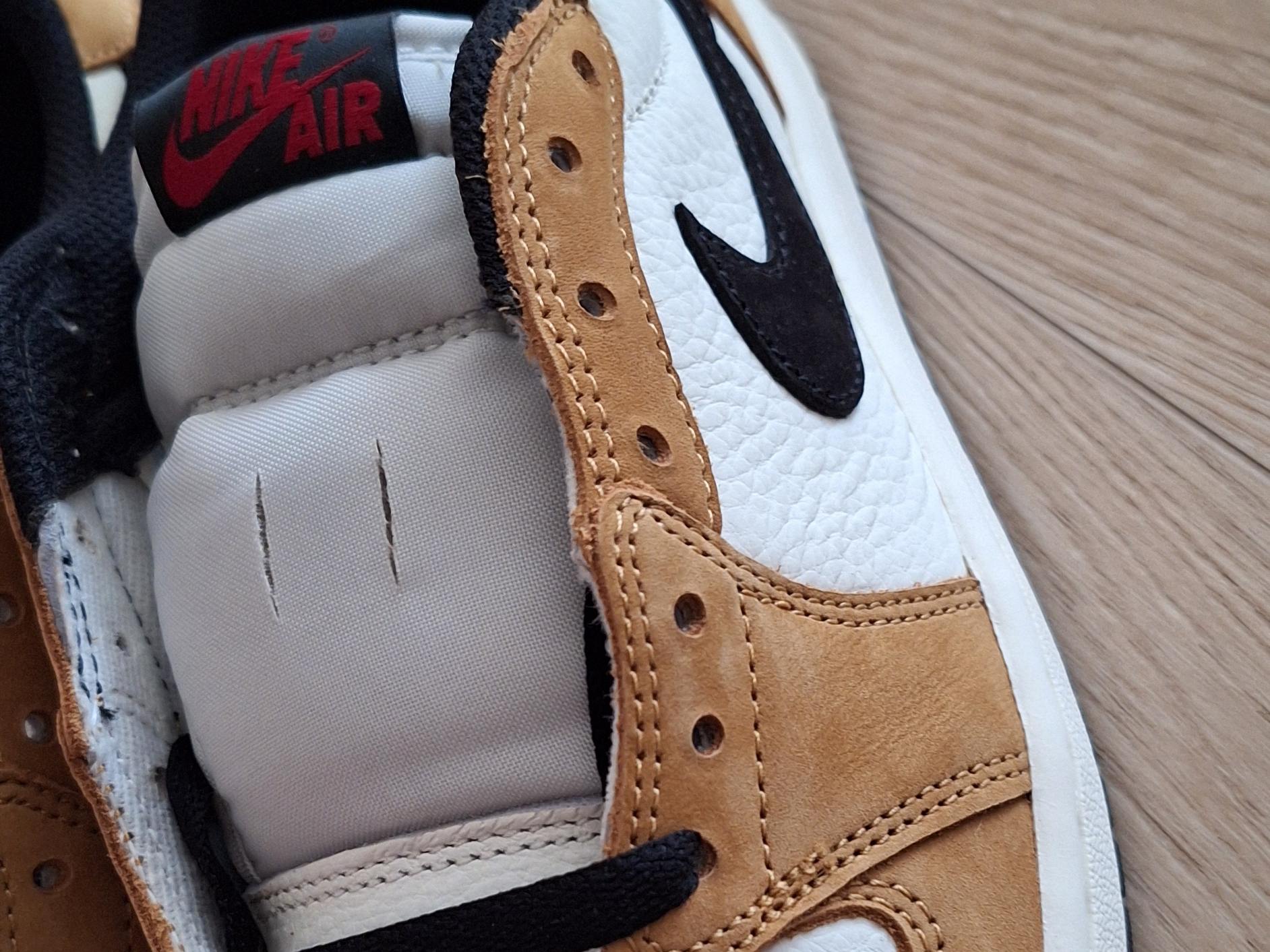 Jordan 1 Low OG Sail and Golden Harvest 착용 스타일 - 2