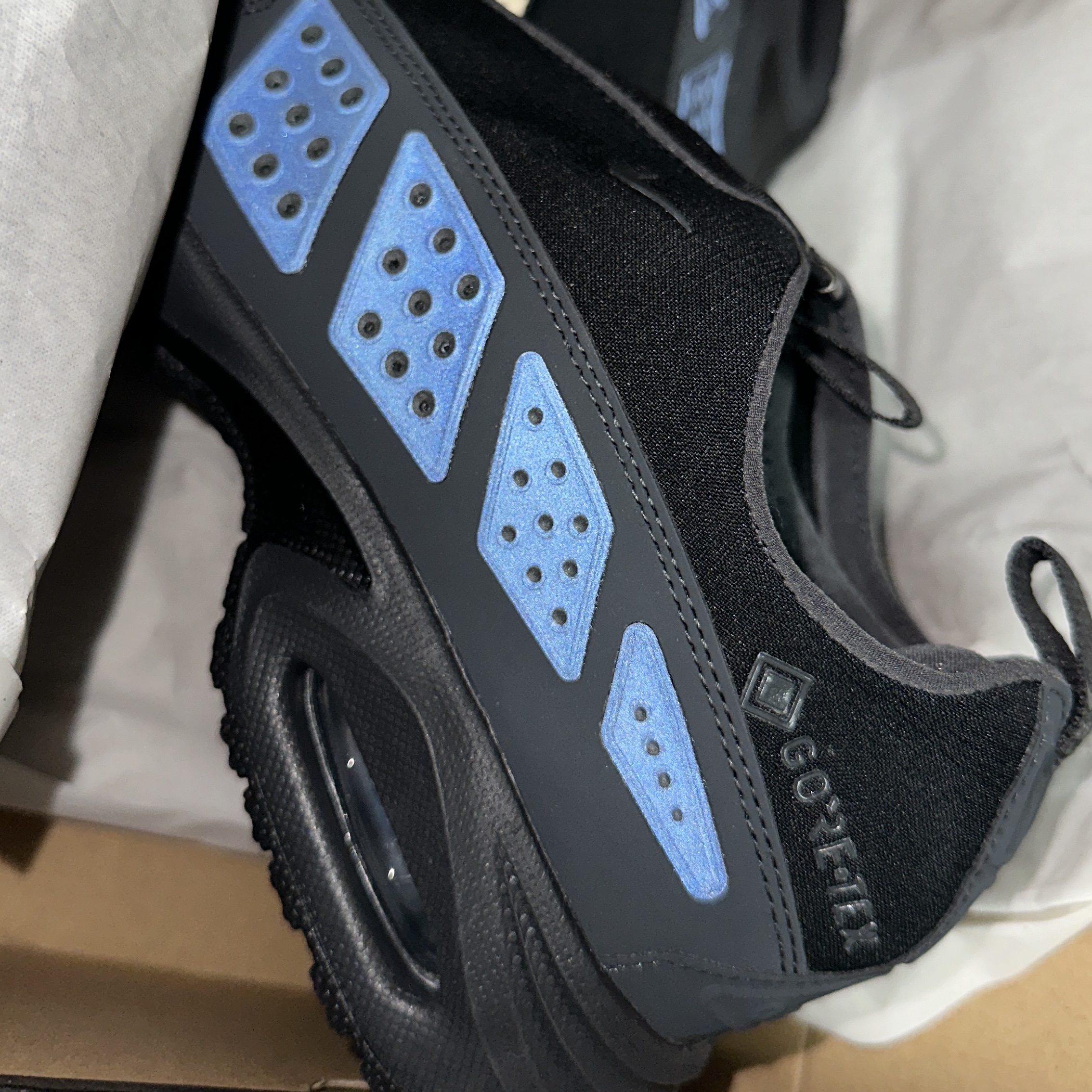 (W) Nike Air Max SNDR Gore-Tex Black and Dark Smoke Grey 착용 스타일 - 3
