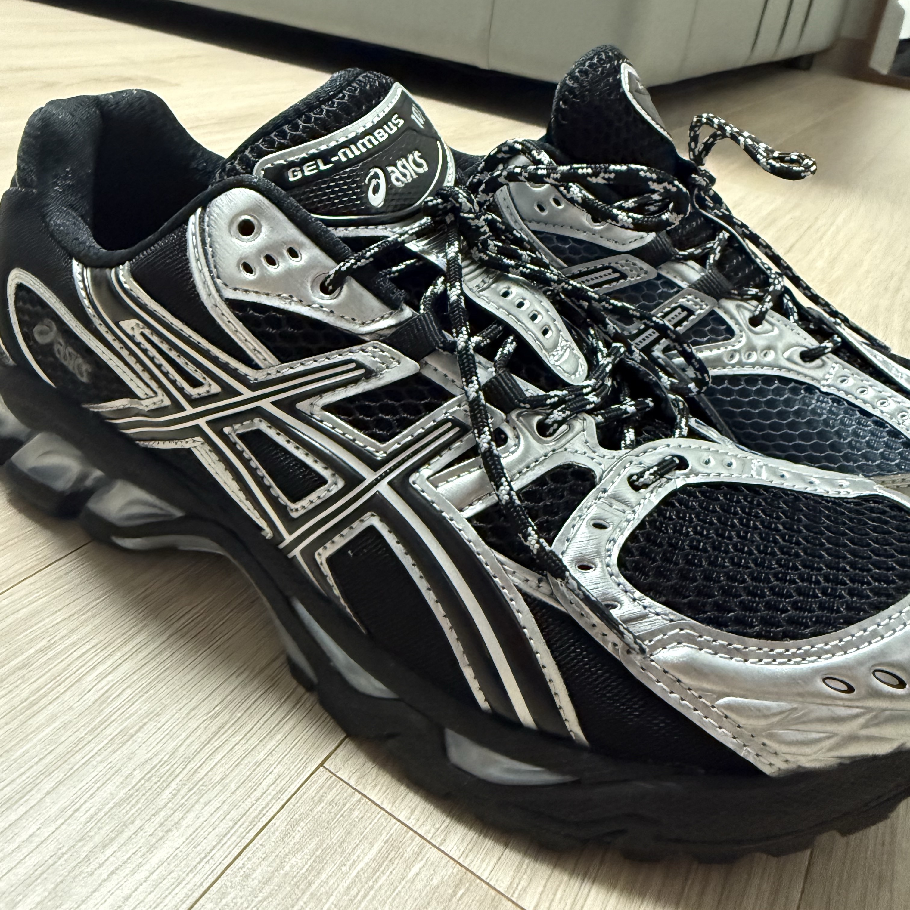 Asics Gel-Nimbus 10.1 Black Pure Silver - Korea Exclusive 착용 스타일 - 2