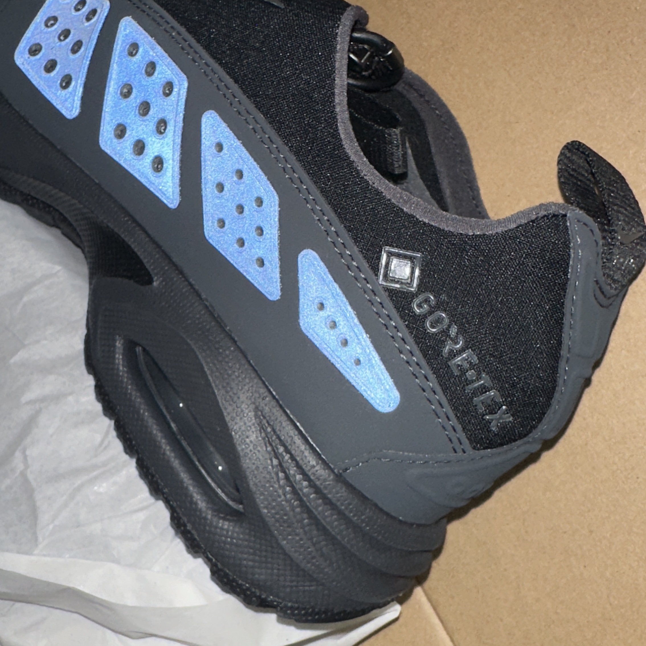 (W) Nike Air Max SNDR Gore-Tex Black and Dark Smoke Grey 착용 스타일 - 1