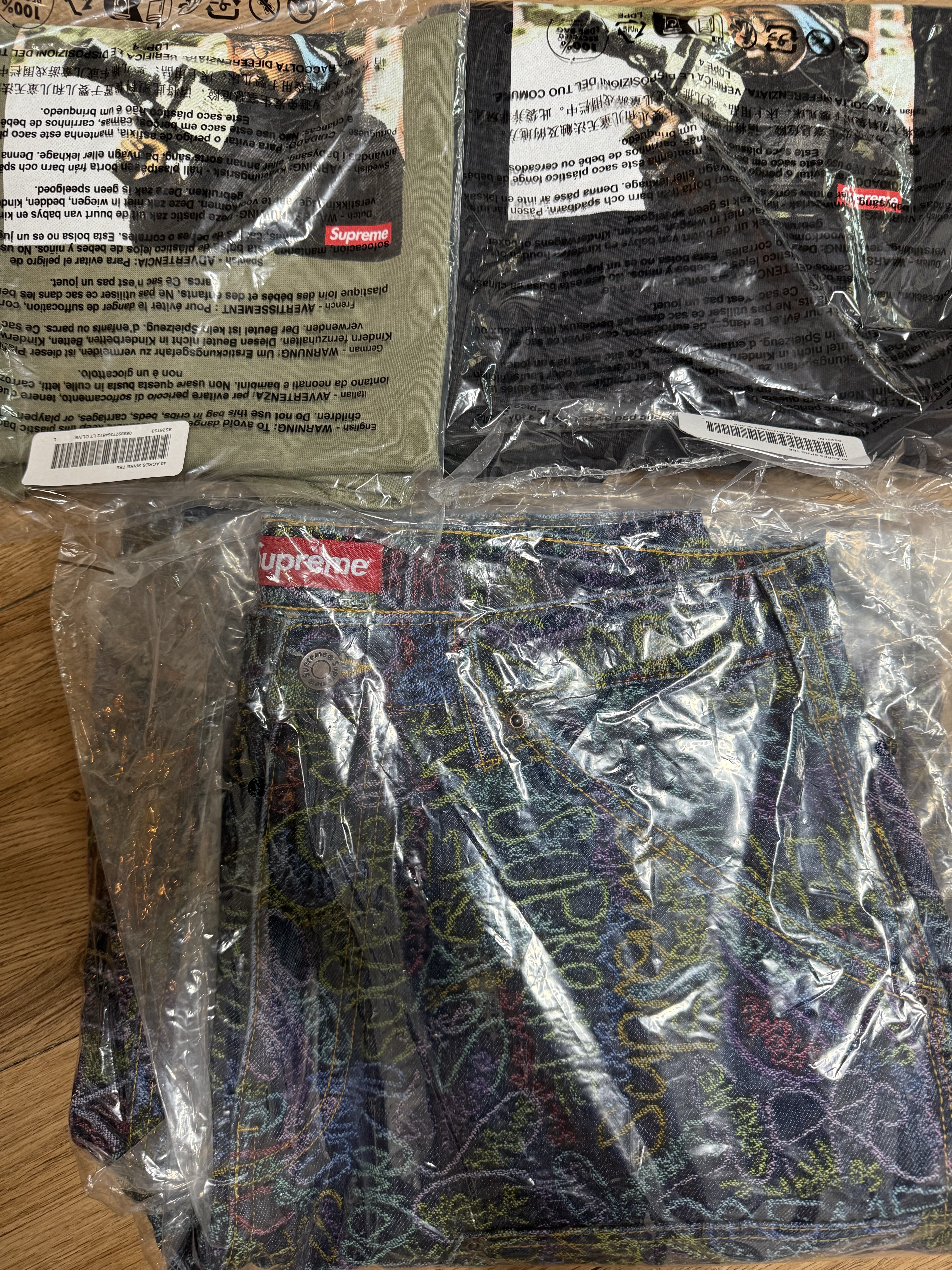Supreme Handwriting Double Knee Denim Shorts Indigo - 25SS, Supreme x 40 Acres Spikes T-Shirt Black - 25SS 착용 스타일