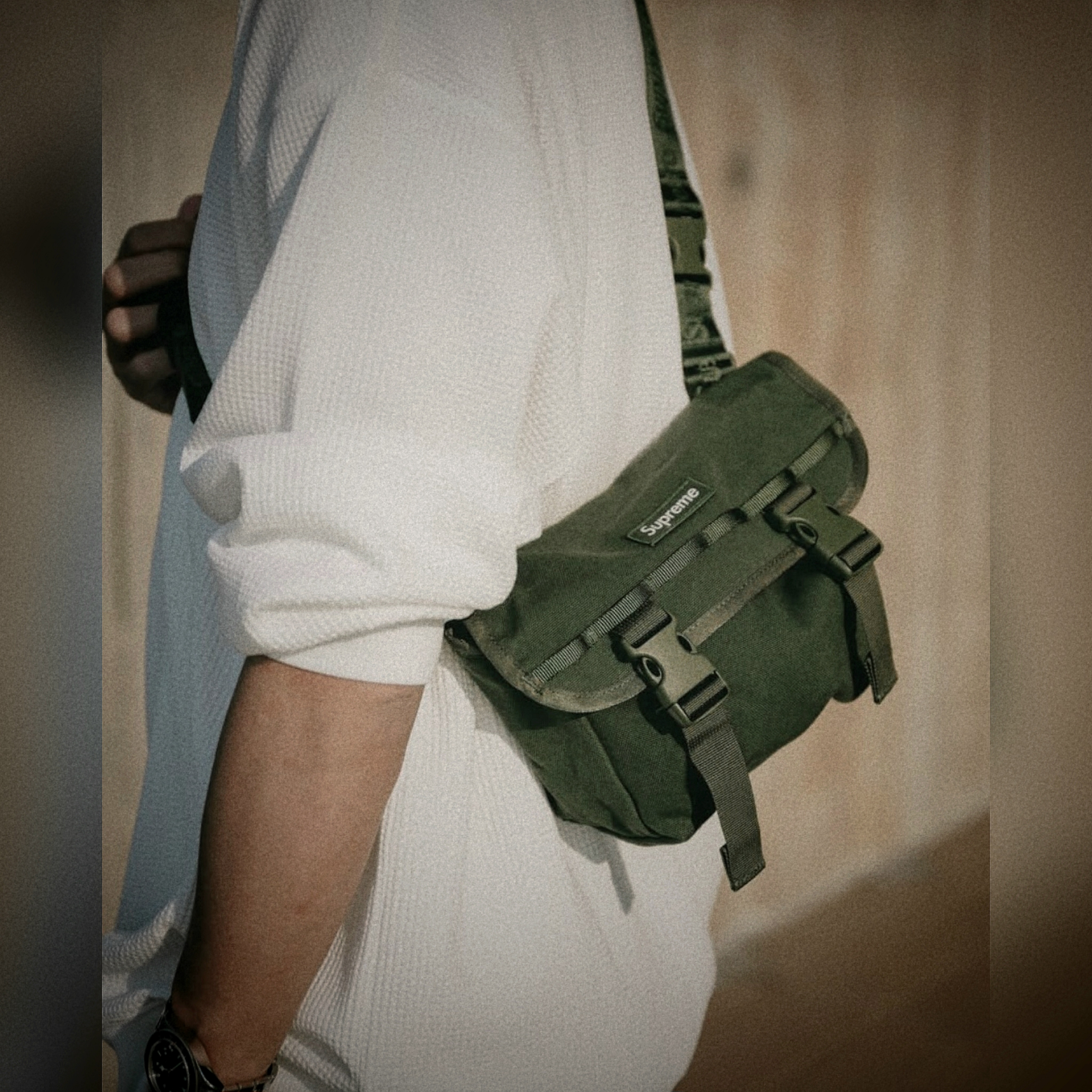 Supreme Mini Messenger Bag Olive - 25SS 착용 스타일