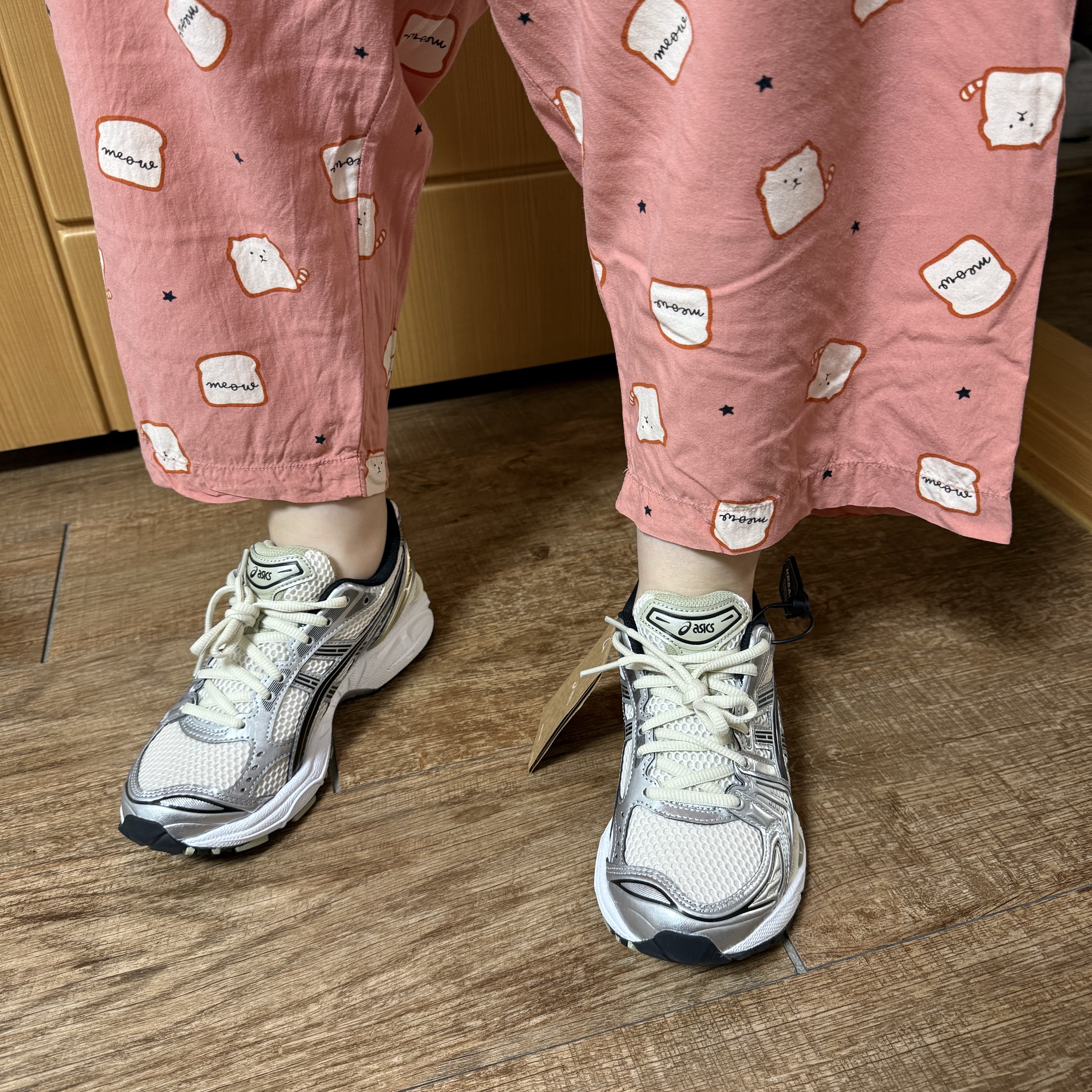 Asics Gel-Kayano 14 Birch Pure Silver 착용 스타일 - 3