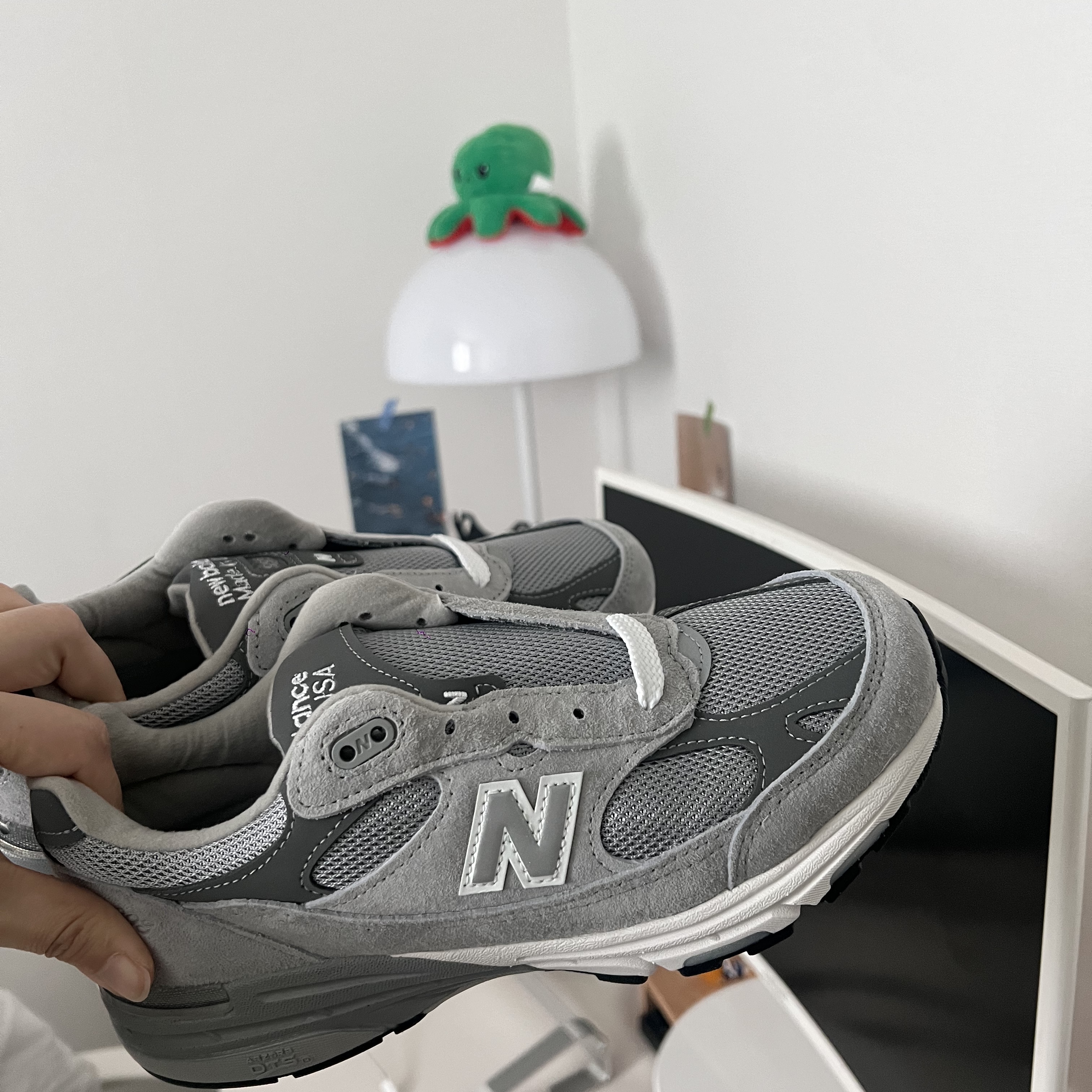 (W) New Balance 993 Made in USA Grey - B Standard 착용 스타일 - 1