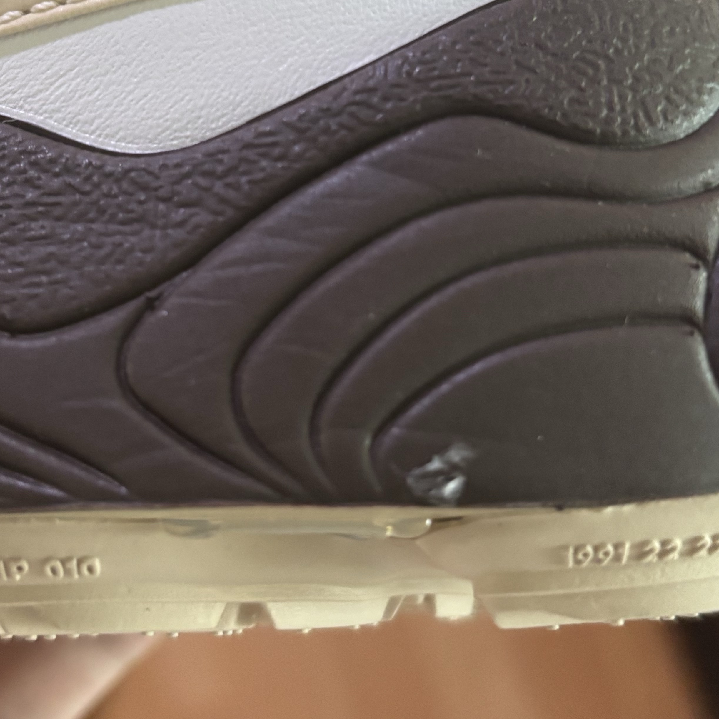 Nike x Travis Scott Zoom Field Jaxx White and Light Chocolate 착용 스타일