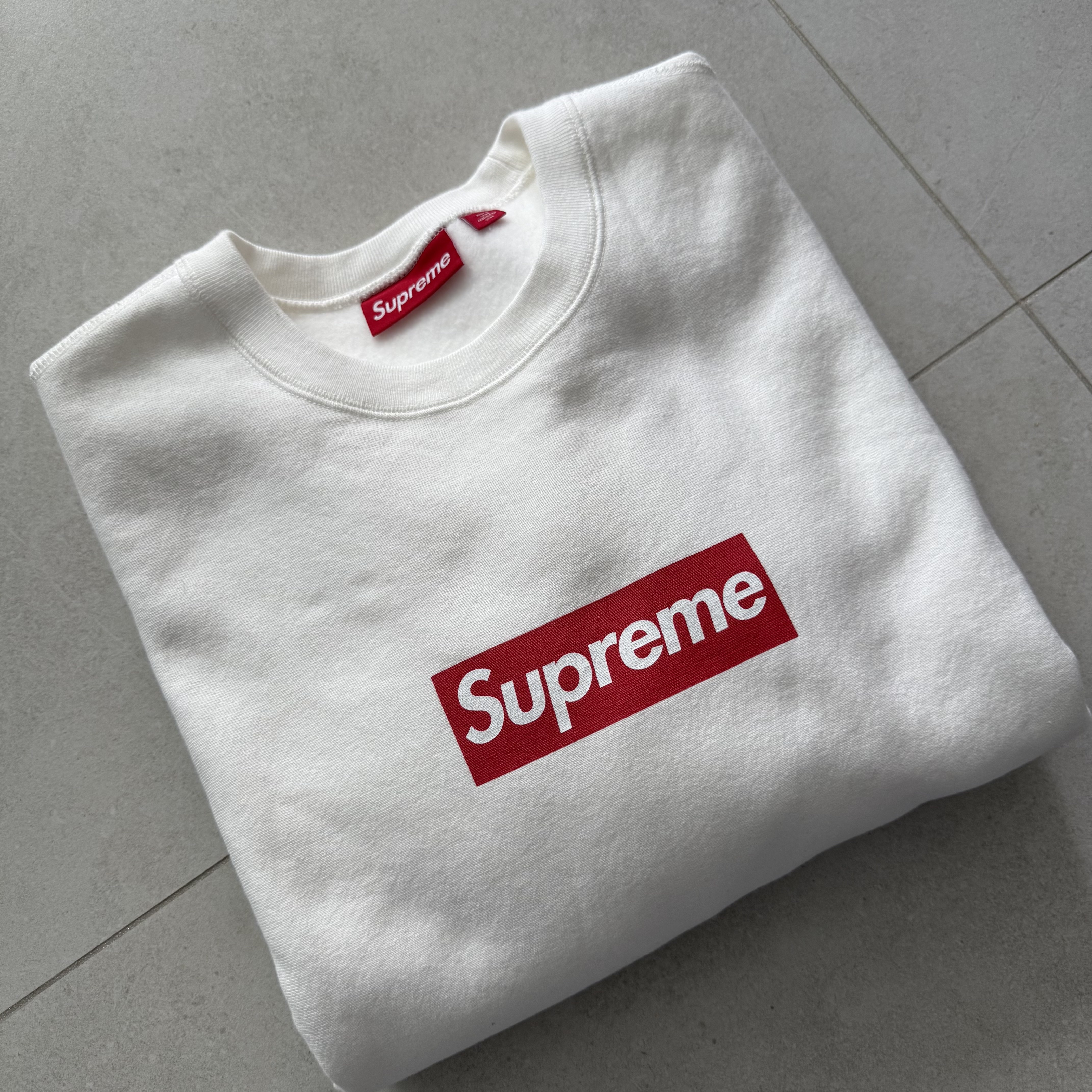 Supreme Washed Box Logo Crewneck White - 25SS 착용 스타일