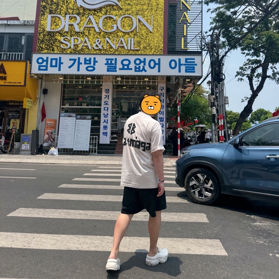 Balenciaga Tape Type Medium Fit T-Shirt Faded Black, Balenciaga Political Campaign Sweatshorts Black 착용 스타일