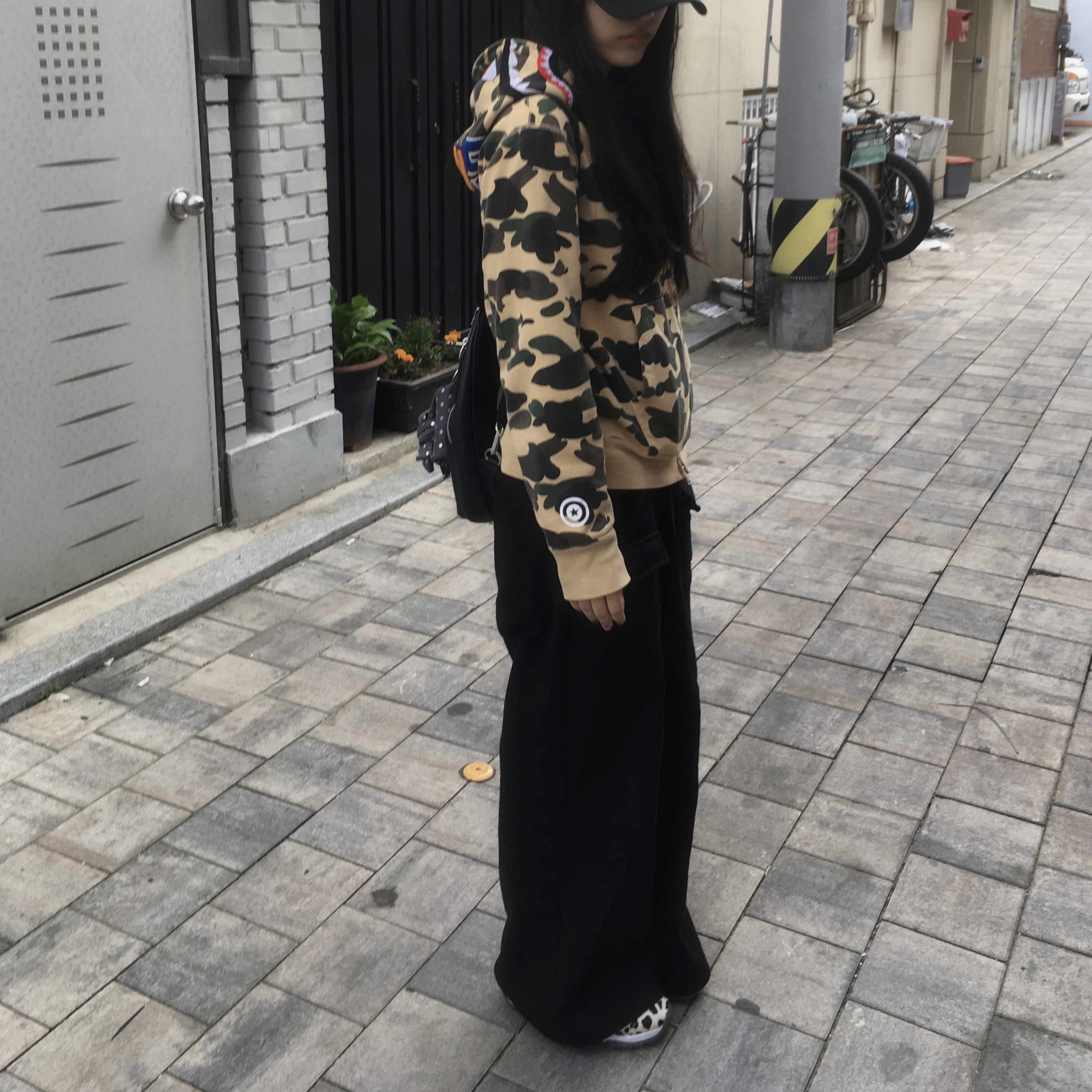 (W) BAPE 1st Camo Shark Full Zip Hoodie Yellow, (W) Jordan 11 Retro Animal Instinct Black White 착용 스타일 - 2