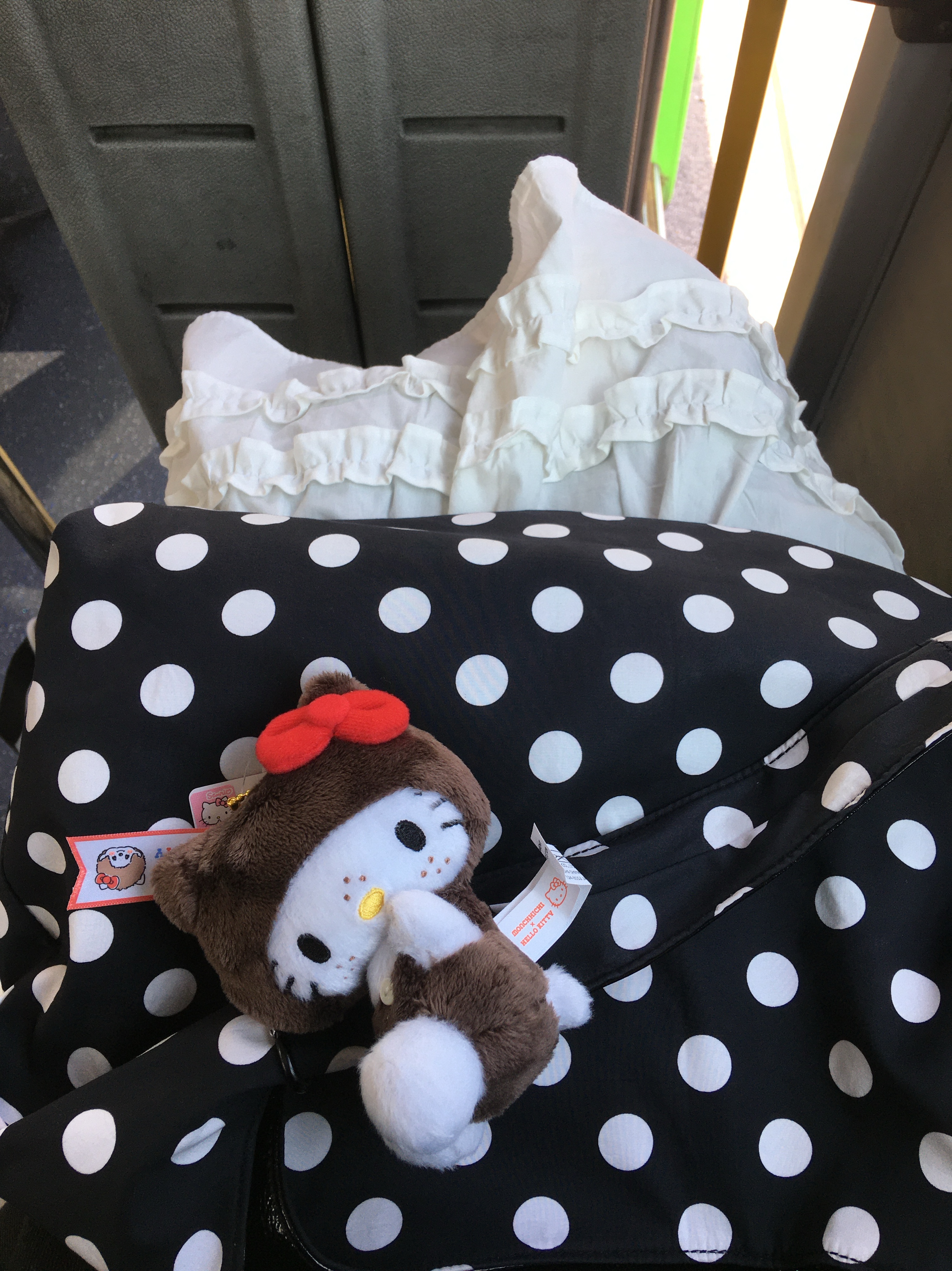 Sanrio Hello Kitty x Monchhichi 50th Anniversary Hello Kitty Holder 착용 스타일 - 1