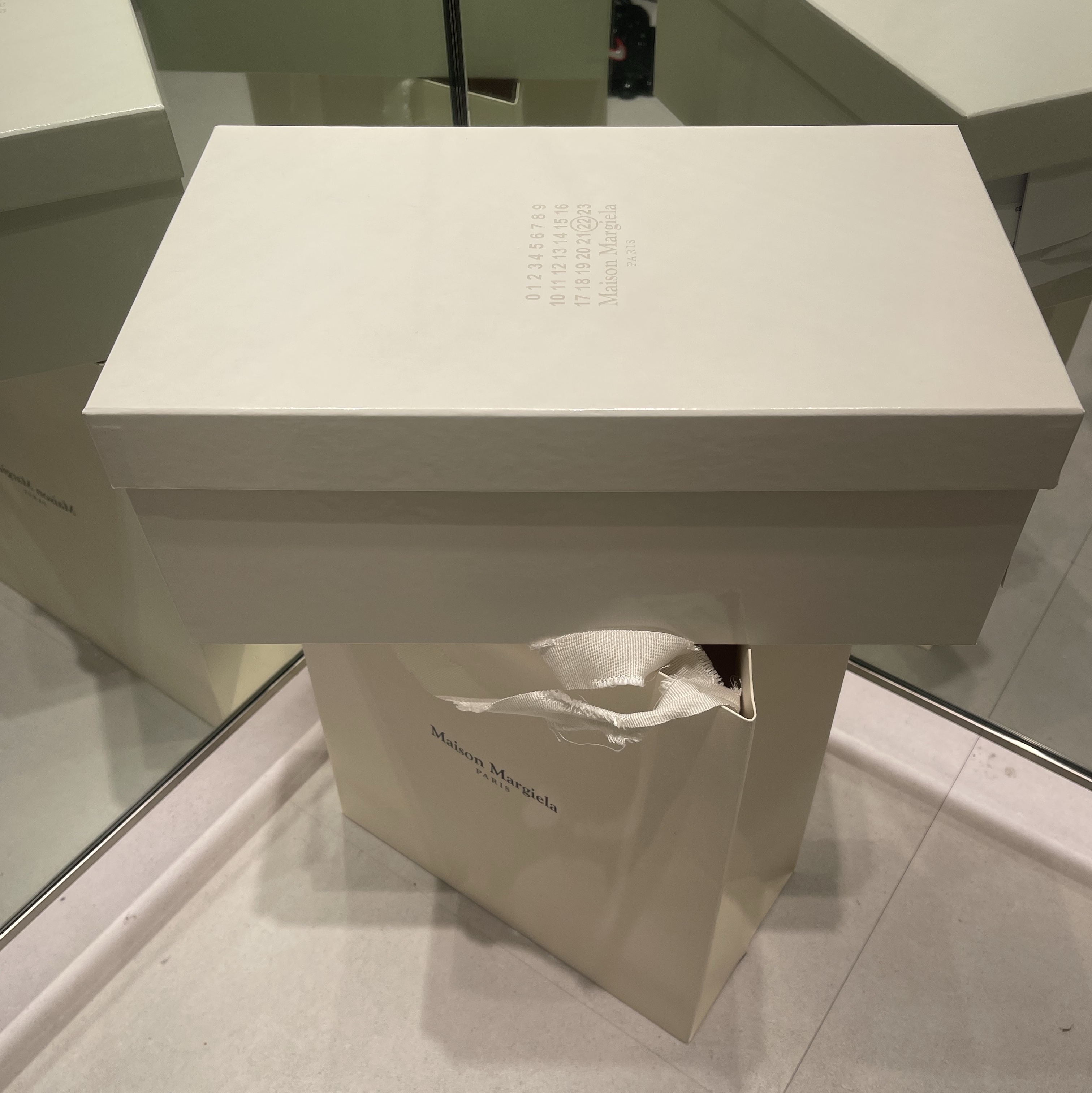 Maison Margiela Stained Effect Replica Sneakers Ivory 착용 스타일 - 2